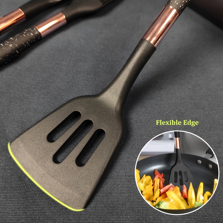 Cinco juegos de utensilios de cocina fabricados en silicona