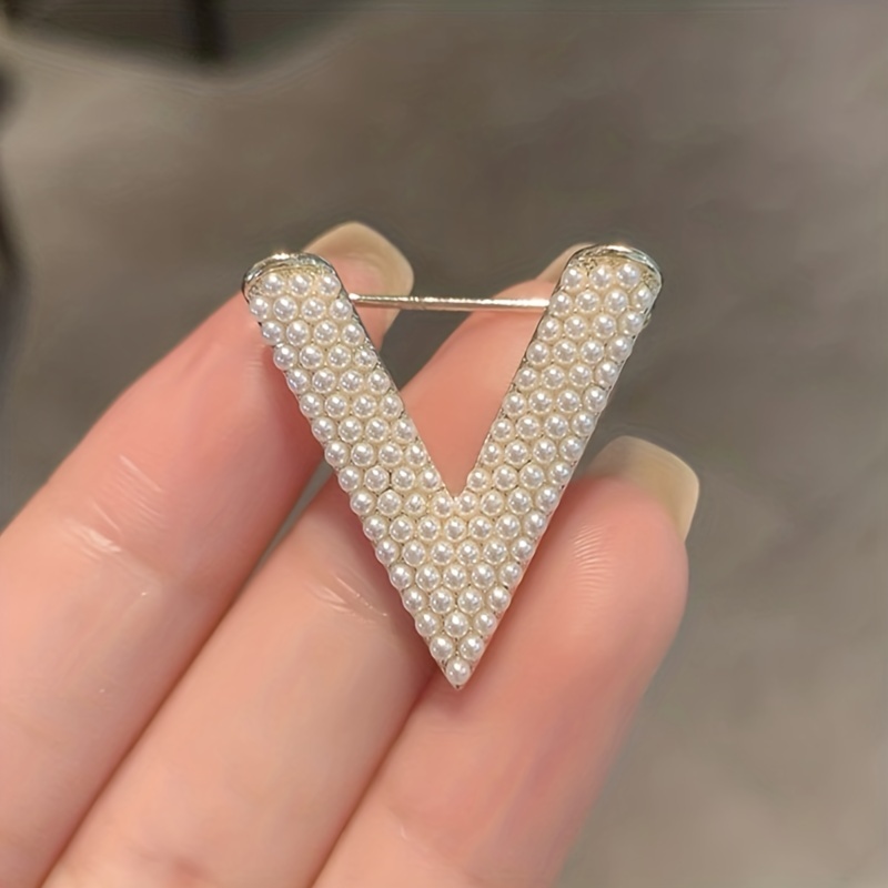 Letter Vuitton Fashion Brooch in Pearl and Rhinestones