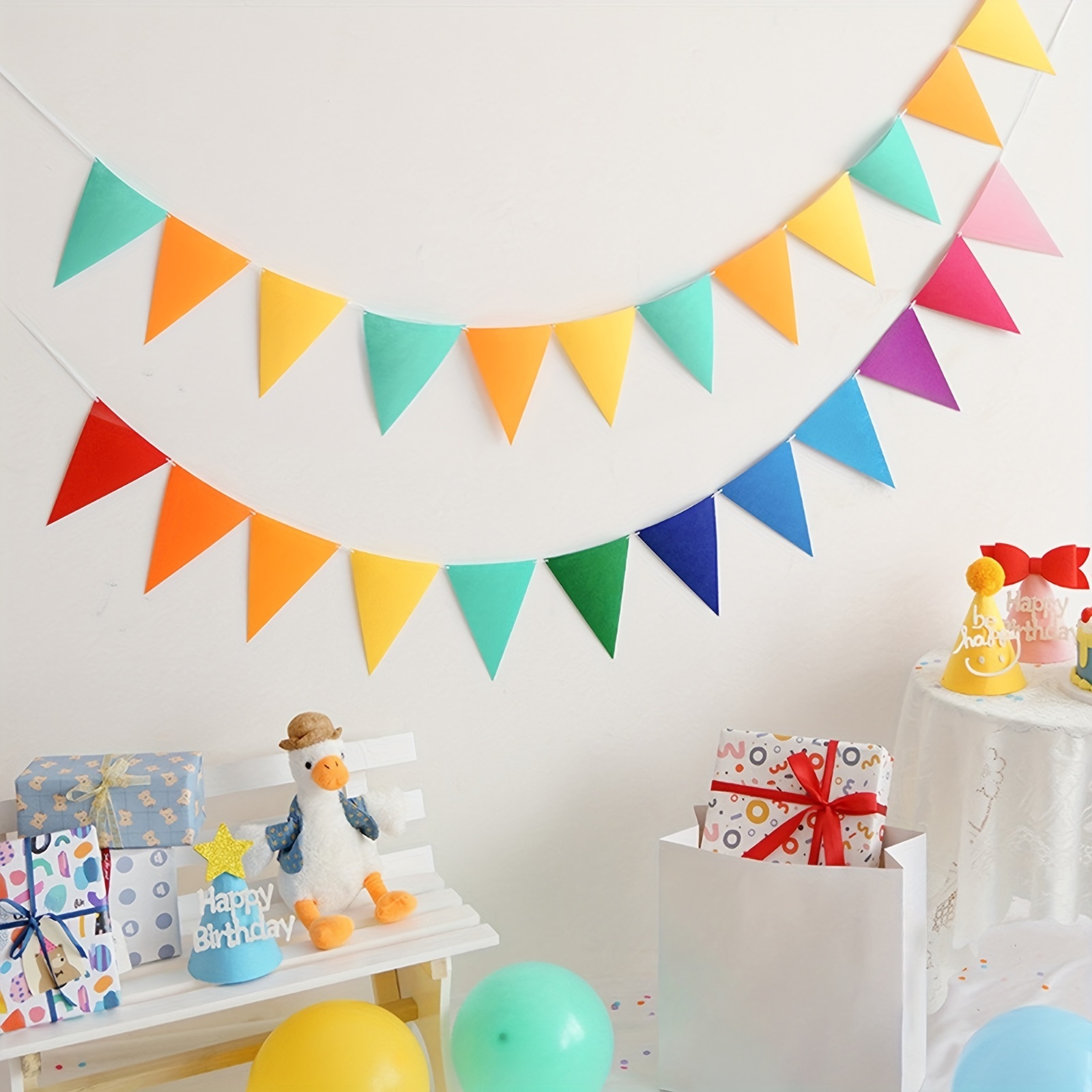La decoración interior de un niño cumpleaños es de 1 año en . Adornos para  el primer cumpleaños de la niña. Fiesta para niña. Número uno en el fondo .  Bakú Fotografía