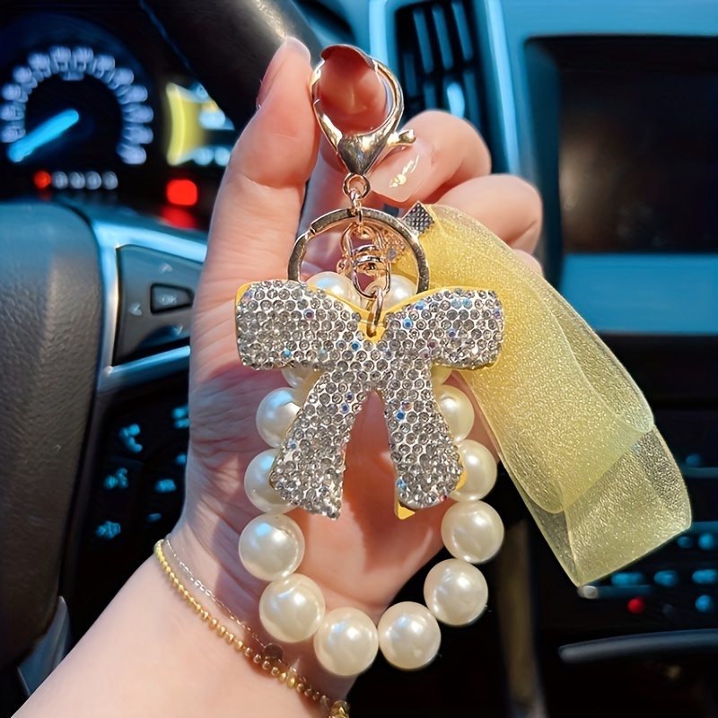 Porte-clés Colorés En Perles Dans Une Main Féminine