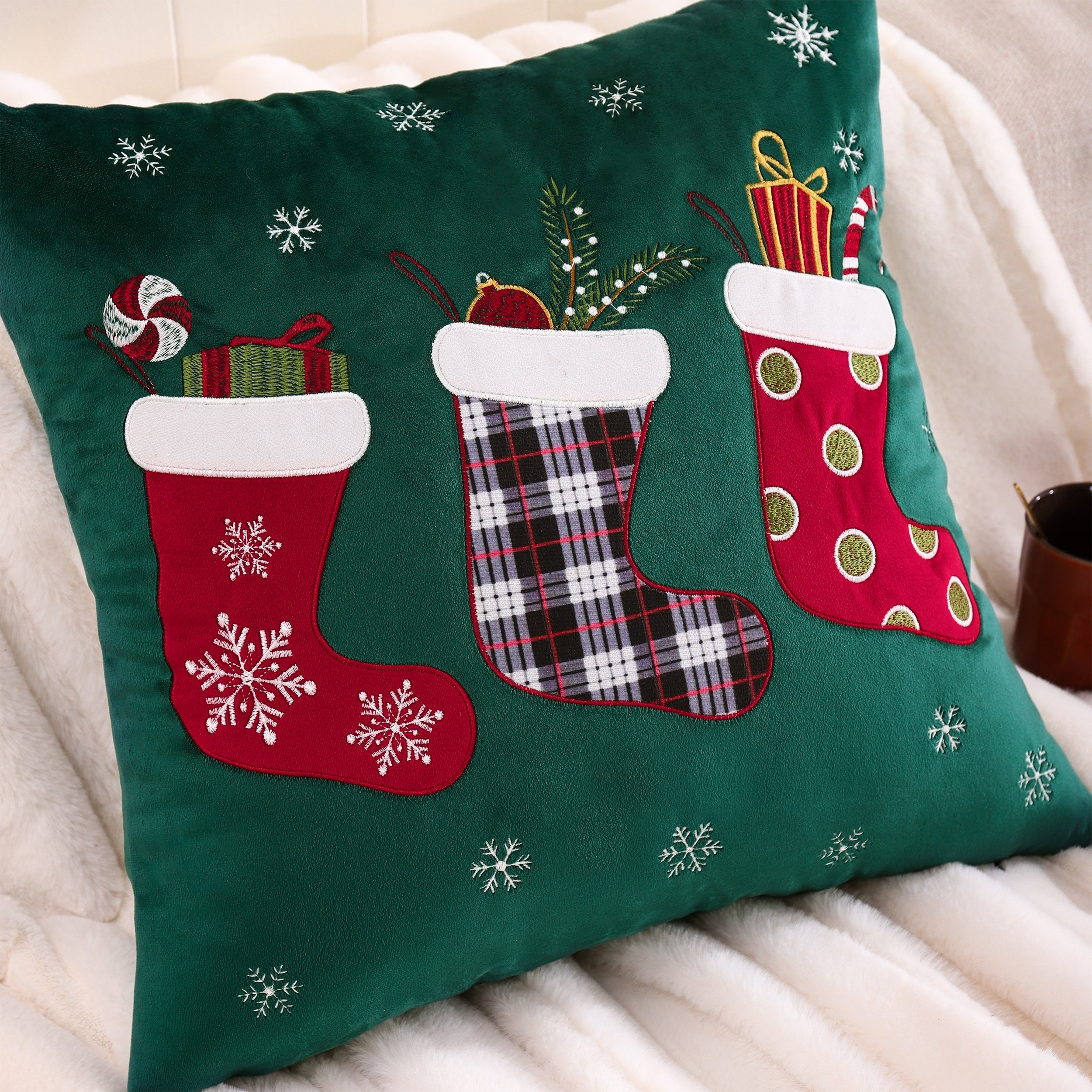 Lot De 2 Coussins Décoratifs MARSHMALLOW Velours 45 X 45 Cm Rouge Vert Motif De Noël