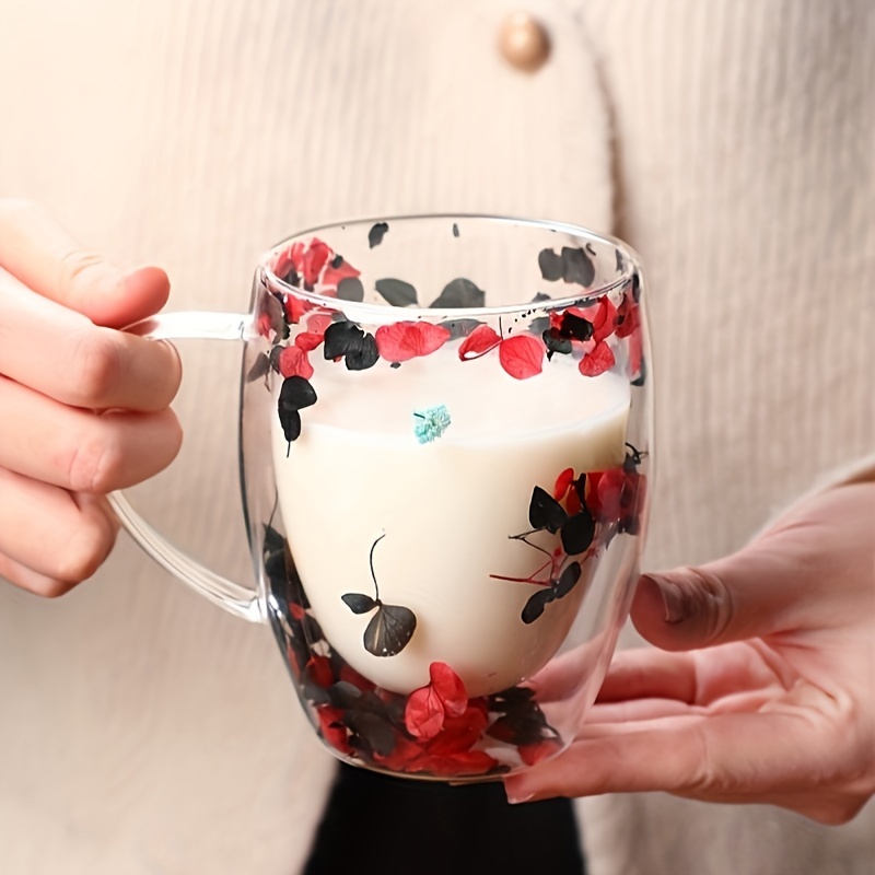 Papier peint Tasse à thé en verre avec une tisane et des fleurs 