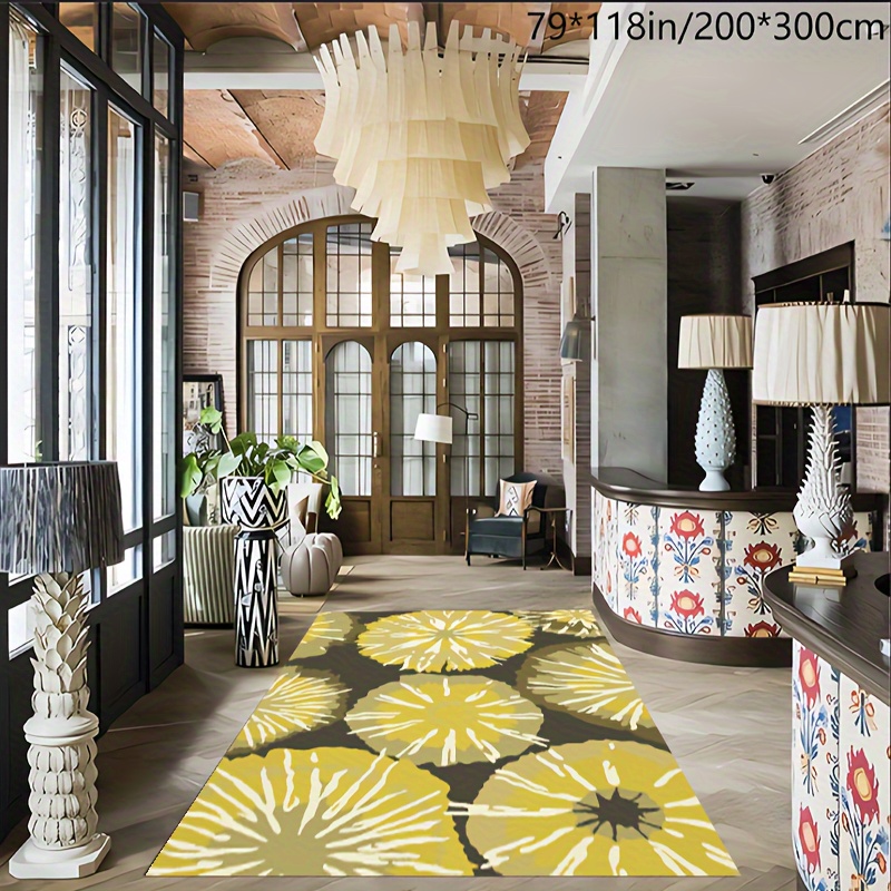 Una sala de estar con una alfombra grande con un patrón de flores