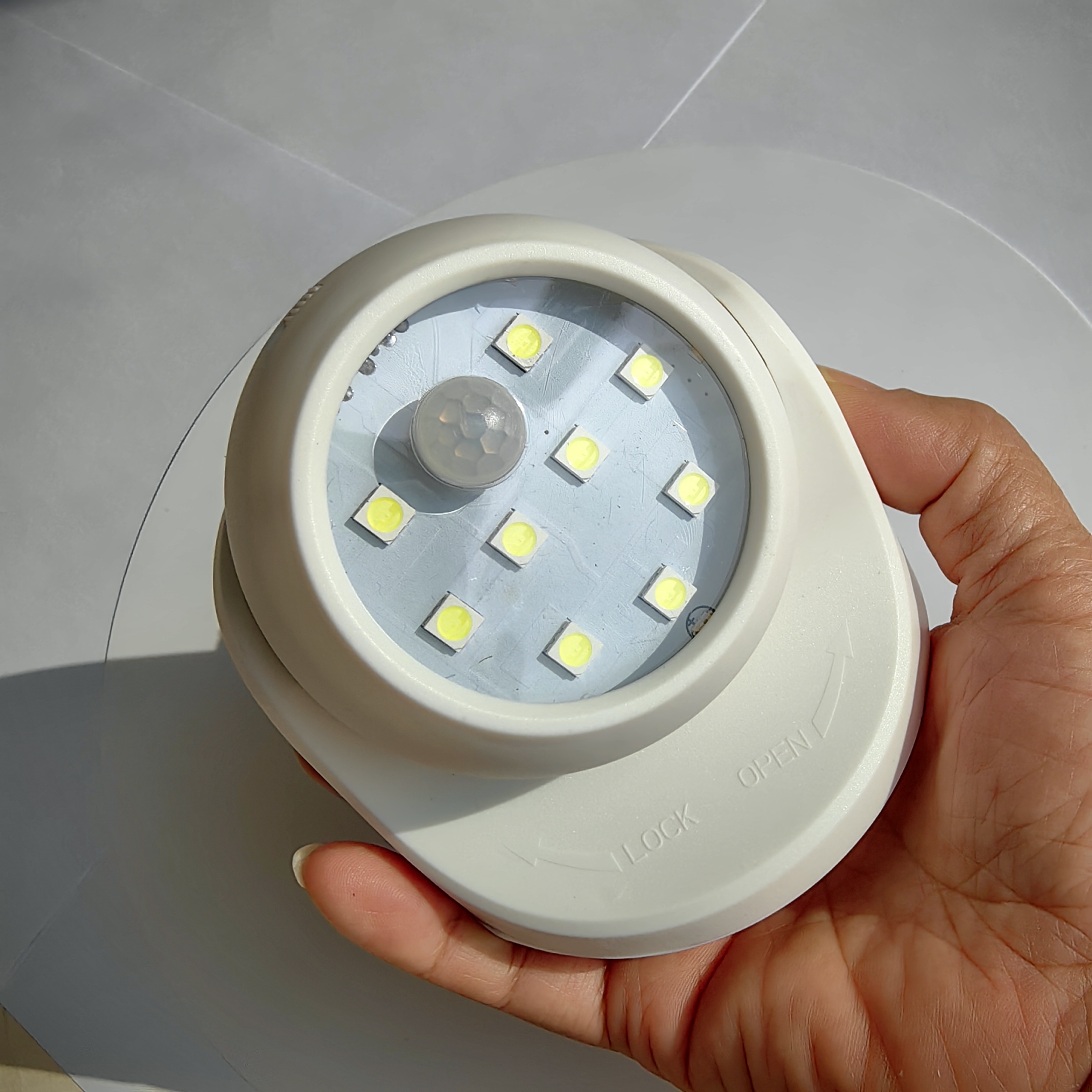 1pc Lampada da parete notturna con sensore, Sensore di movimento alimentato  a batteria Luci Wireless 9 LED Faretto di movimento per interni ed