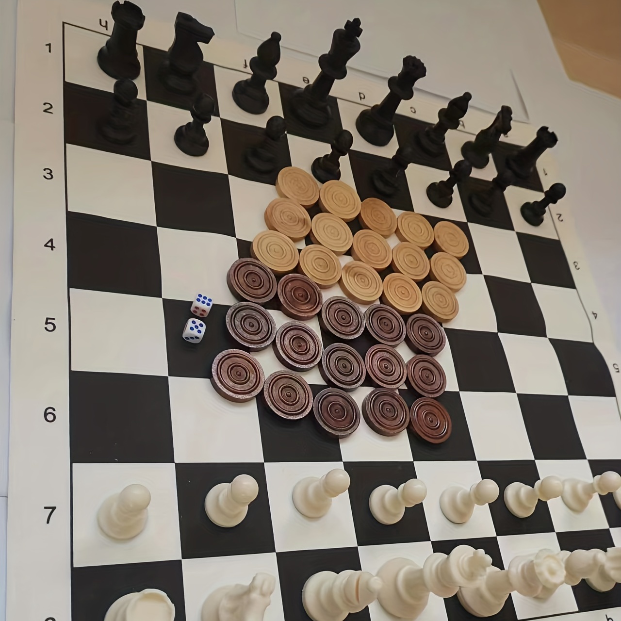 Tabuleiro de xadrez em madeira com peças em plástico Eixo E Eirol