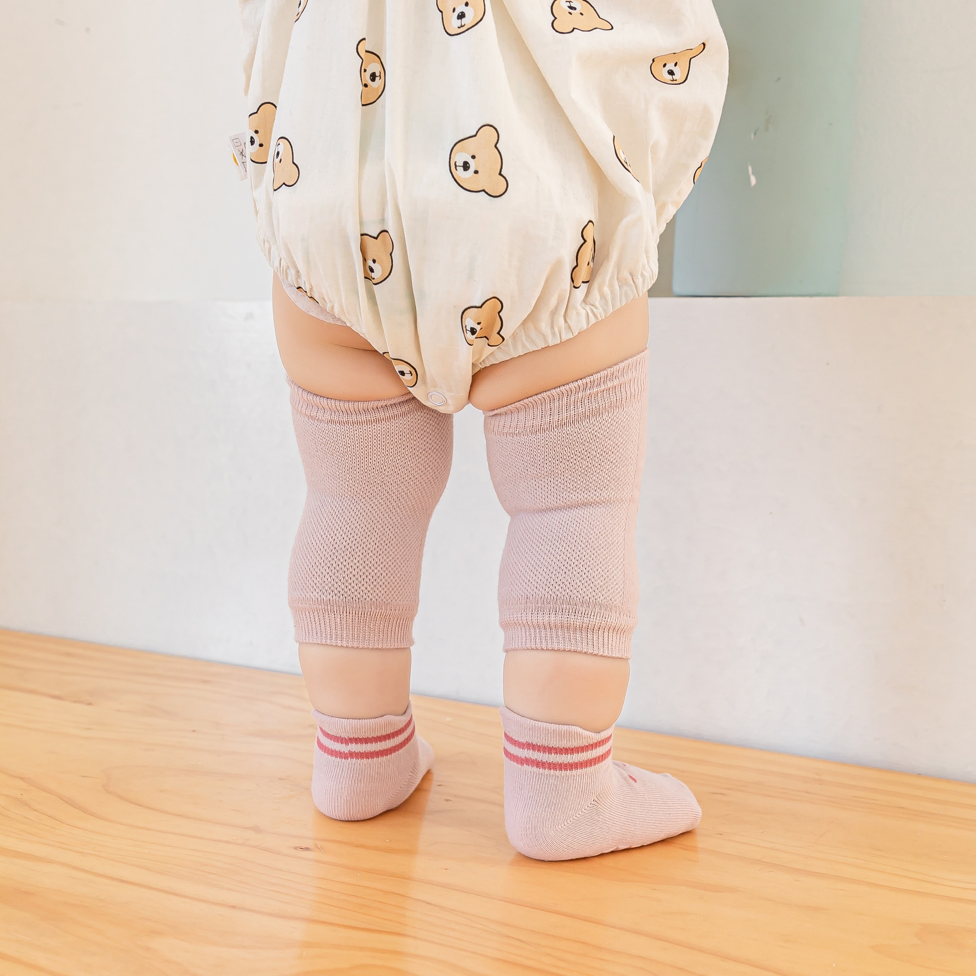 Generic Chaussettes de protection des genoux pour bébé et tasse de bébé et  brosse de nettoyage le biberon à prix pas cher