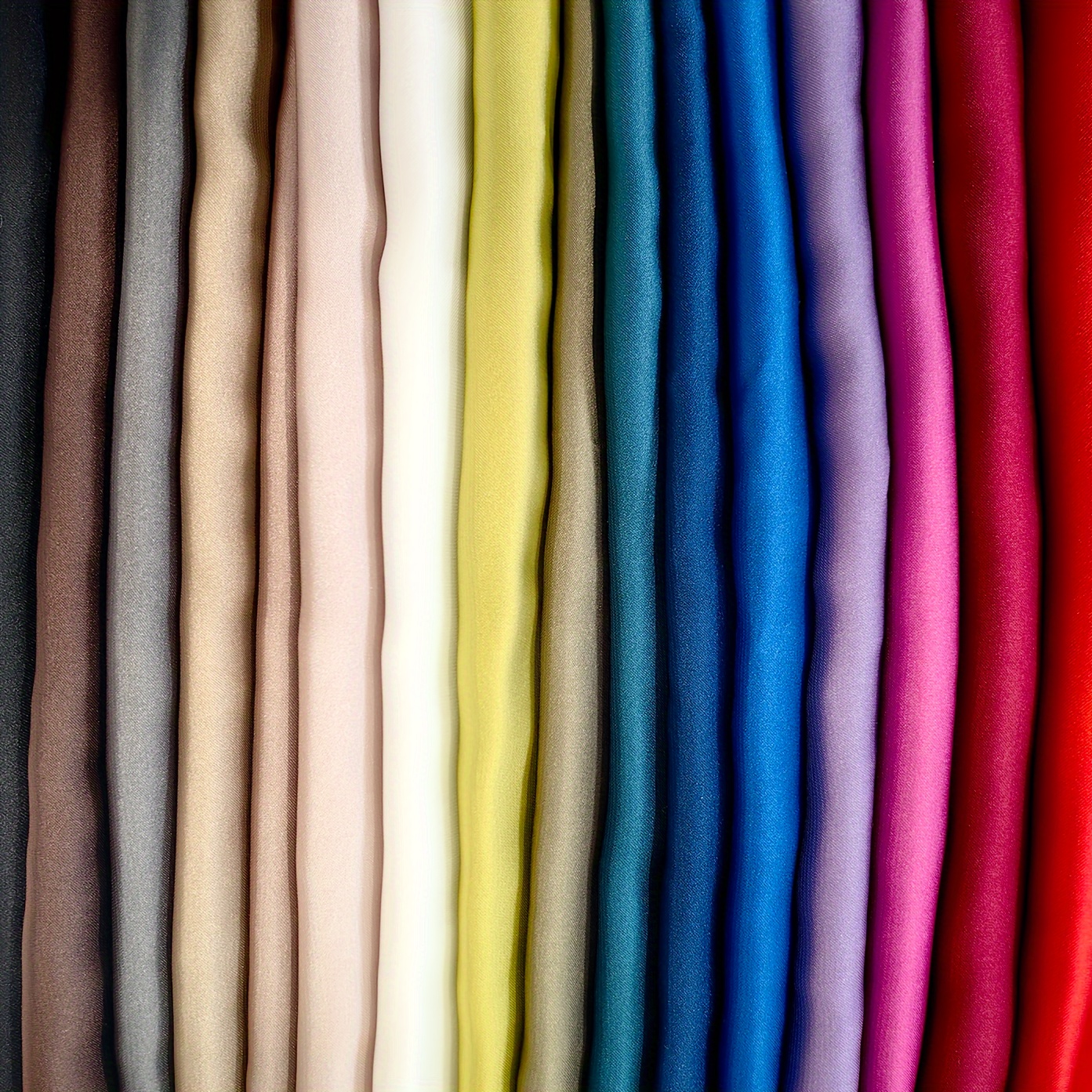 Color pastel elegante seda atada bufanda Foto de stock 2370948307