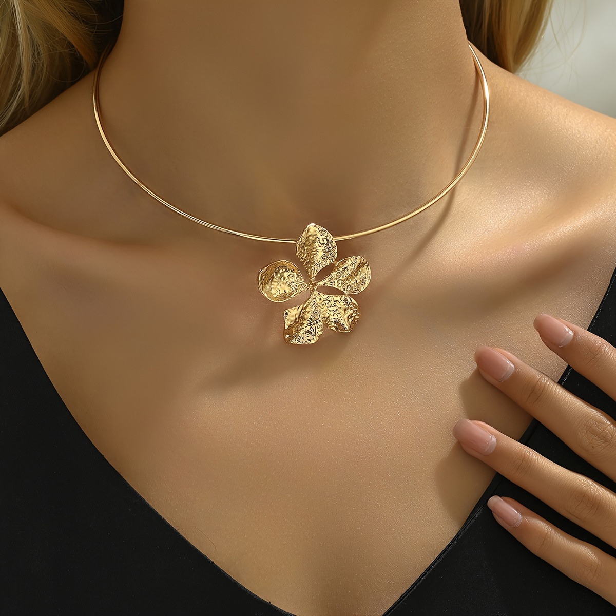 

Collier en Métal Élégant et avec Fleurs Dorées, Collier Élégant