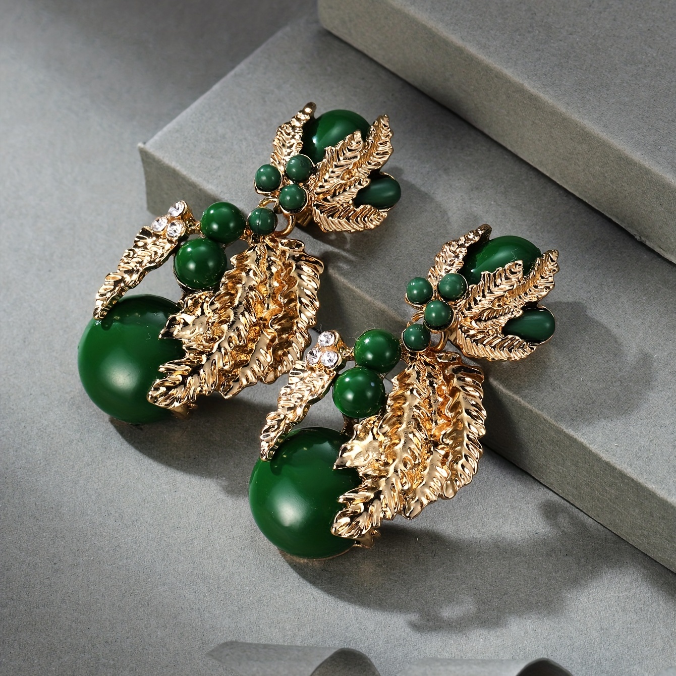 Vintage Elegant Sweet Resin Flower Ear Clips, A Pair