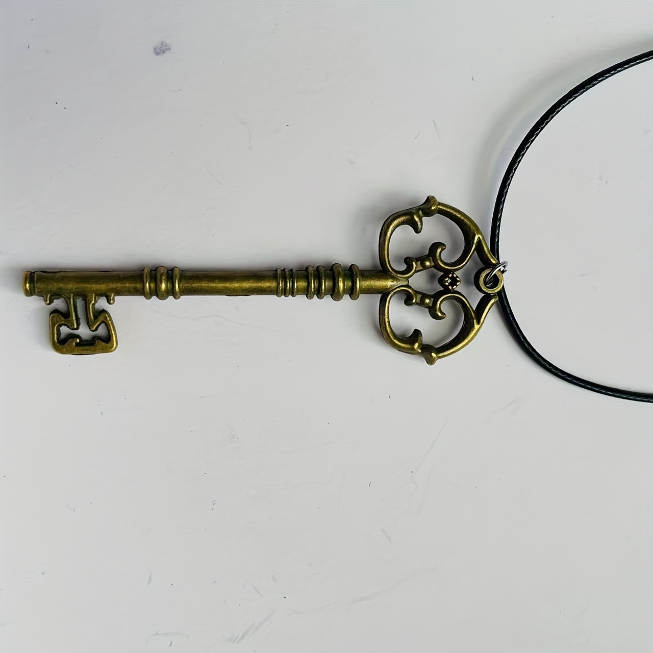 Magic Bank Key Necklace Alloy Vintage Key Hollow Shape Pendant Choker Men's  Fashion Jewelry Ha Fans Collectible Halloween Dress Up Props Easter