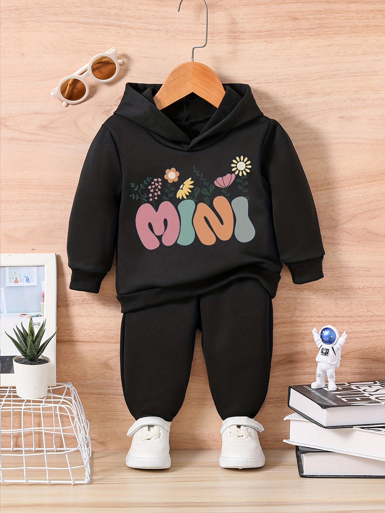 Young Girl Hoodie And Sweatpants Set With Printed Pattern