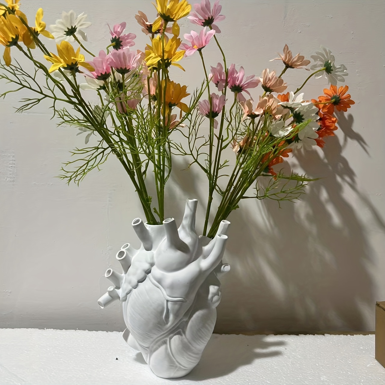 1個、シミュレーションハートフラワーアレンジメント新バージョンハートモデリングホームデスクトップ装飾樹脂花瓶装飾品、モダンな花瓶、ホームデコレーション花瓶、花装飾、プラスチック模造磁器、ホームデコレーション、フェスティバルデコレーション、パーティー  ...