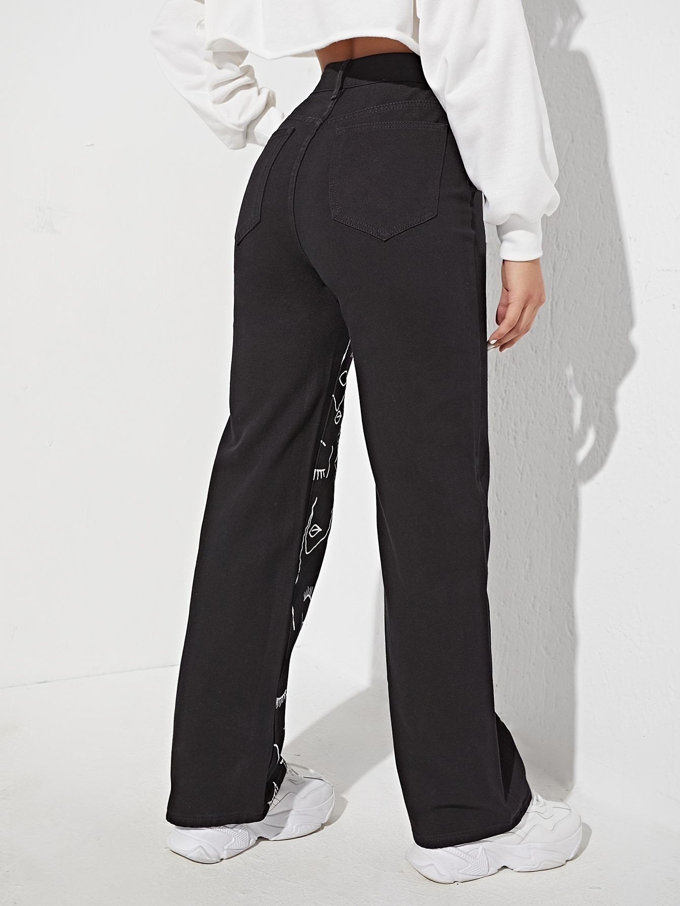 Women's black jeans with printed pocket