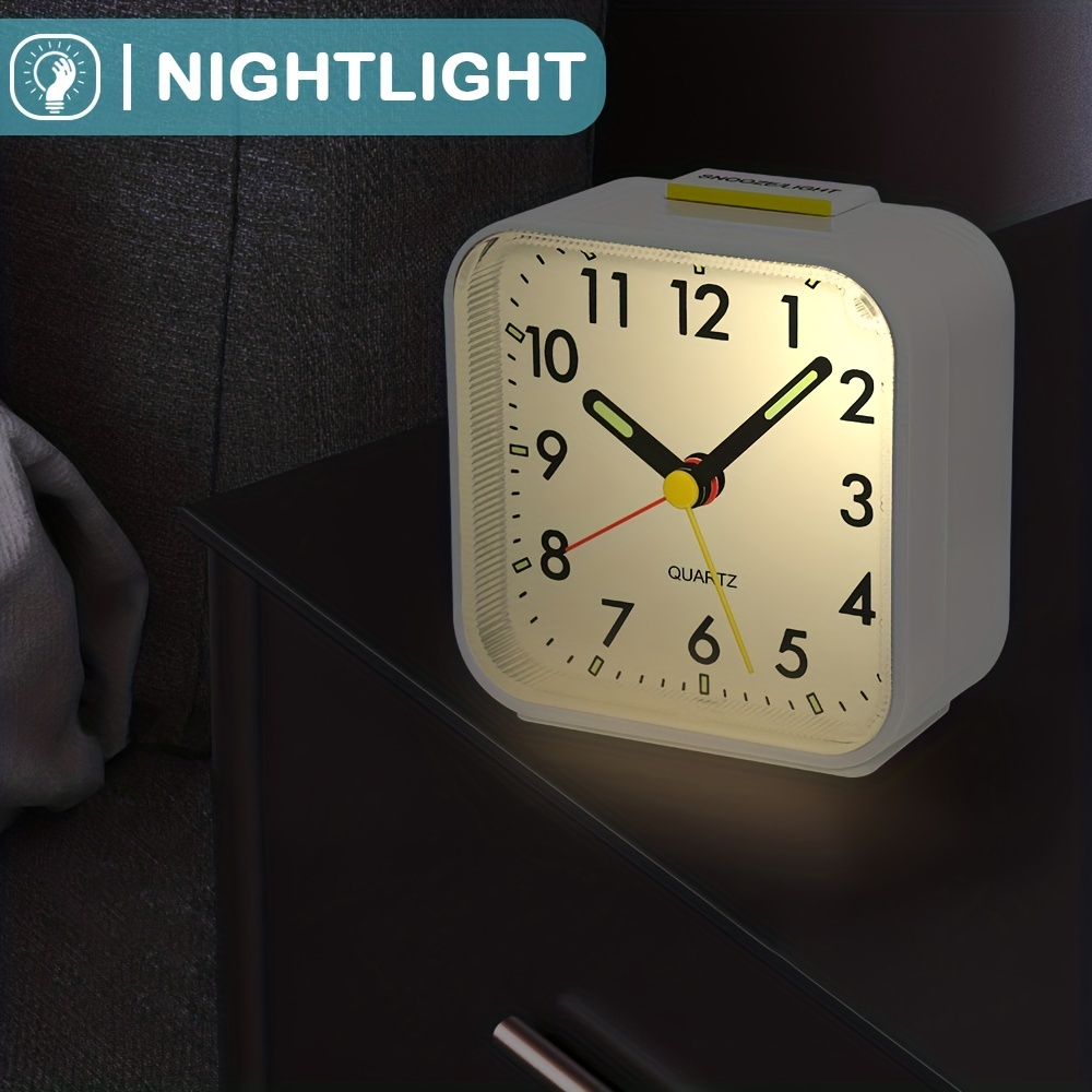  CYMNER Reloj despertador vintage, sin tictac, silencioso reloj  de noche con alarma fuerte para durmientes pesados, bonita decoración y  regalos, reloj de cuarzo con batería, color beige : Hogar y Cocina