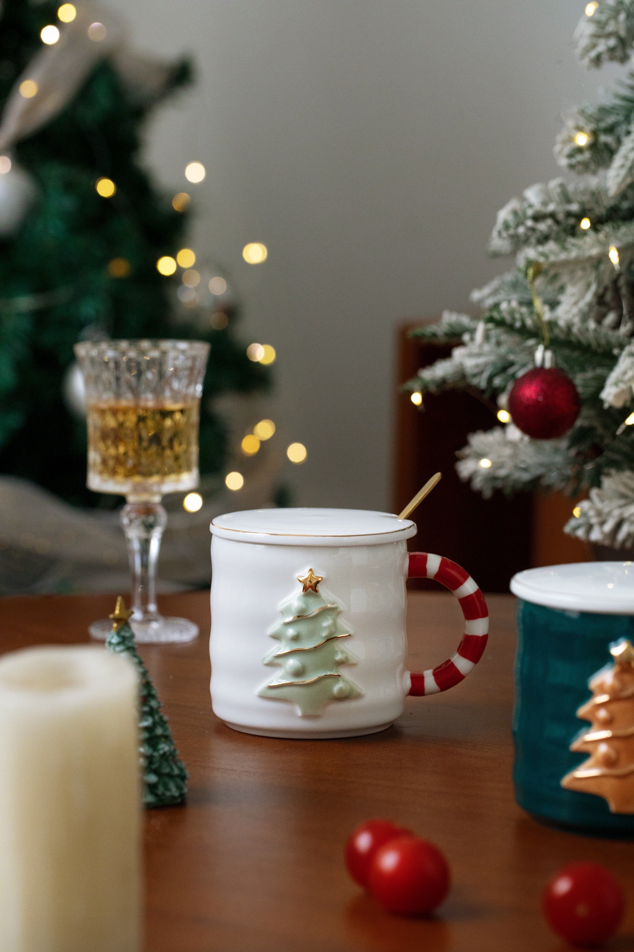 🌲😍✨¡Llegaron las tazas de Navidad de tus personajes favoritos!🌲✨🤍 ⭐️La  hora del café ahora será más divertida⭐️ 🟢 Taza de Cerámica 🔴…