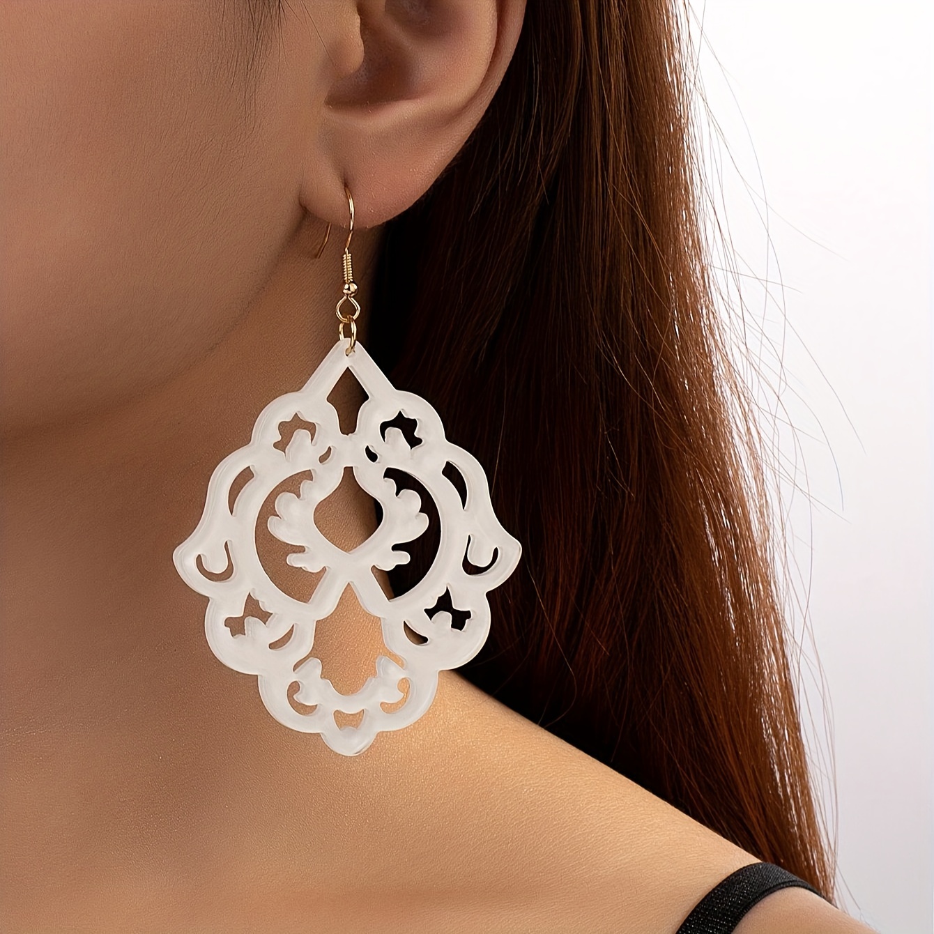 

Paire de Boucles d'Oreilles Pendantes Élégantes en Acrylique Blanc à Motif Floral Creux Quadrilatéral - Accessoire Vintage & Chic pour Femmes pour & les Fêtes, Boucles d'Oreilles Originales