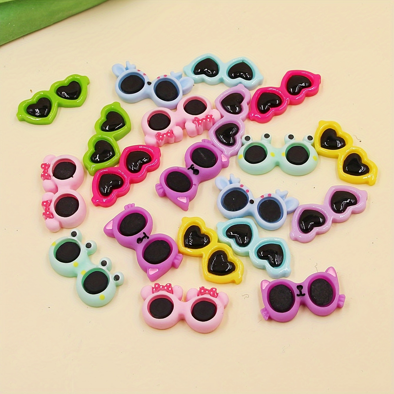 

10pcs/pack Random Mixed Color Cartoon Resin Love Small Glasses, Diy Mobile Phone Case Hairpin Clothing Decoration Accessories Materials