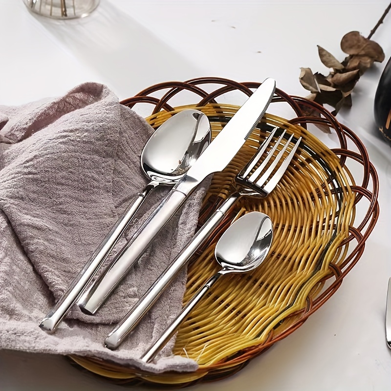 Ensemble de couverts en métal argenté servant cuillère fourchette