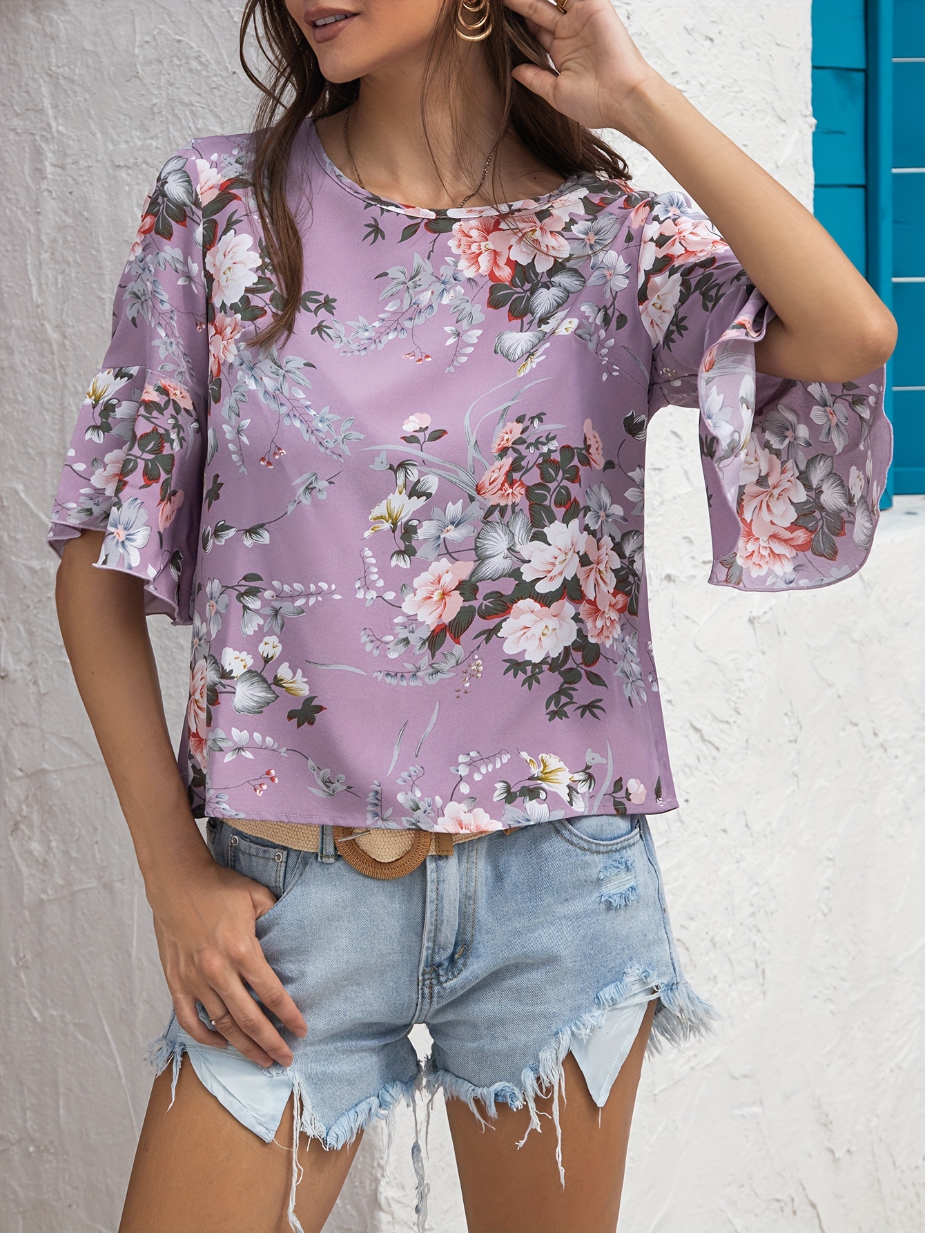 Conjunto casual de * piezas ajustado, blusa con cuello en V y mangas  acampanadas con estampado floral y pantalones cortos de cintura alta, ropa  de m