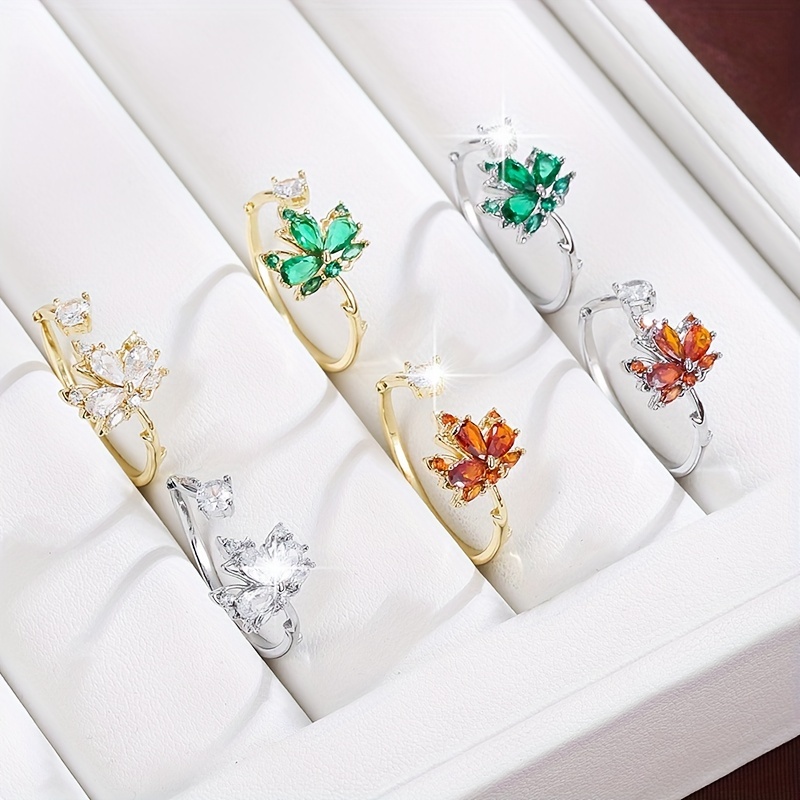 Elegant set of rings for women in a maple leaf design with zirconia.