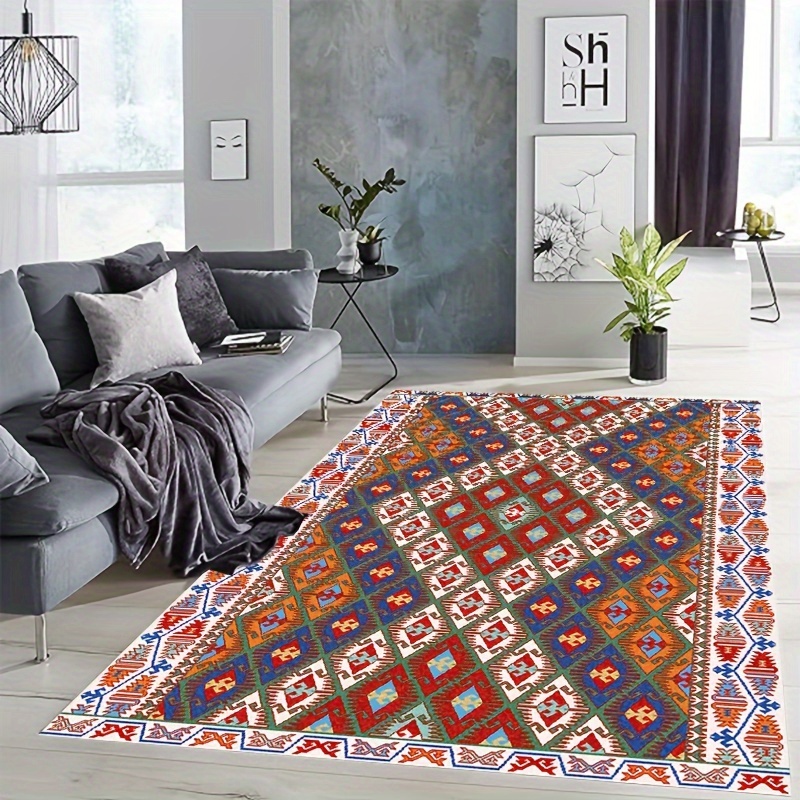 Una sala de estar con una alfombra grande con un patrón de flores