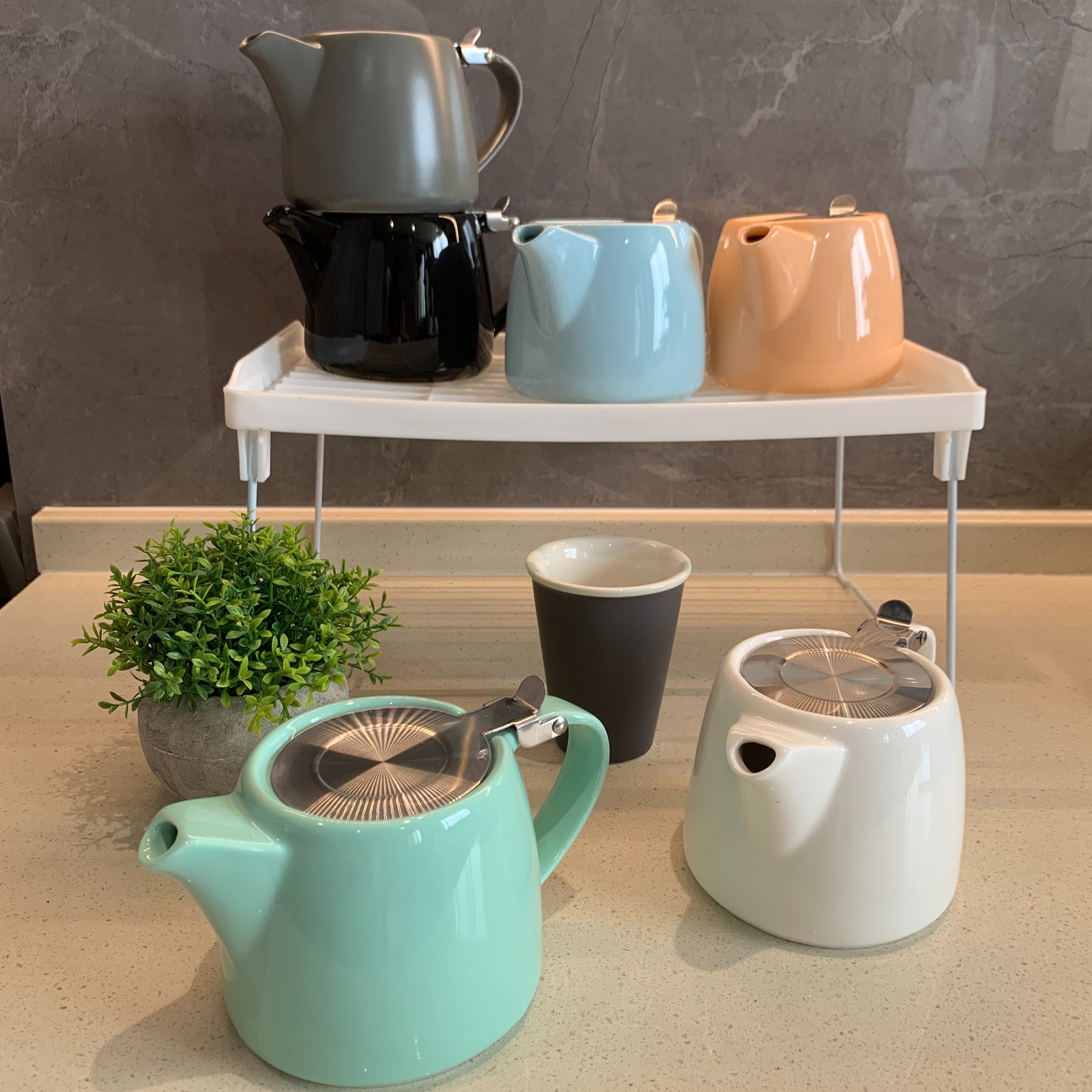 MIAMIO - Théière en céramique de 1000 ml avec infuseur et tasses/passoire à  thé, 4 tasses à thé en céramique (300 ml), soucoupes en bambou/poignée pour  la maison et le bureau (Noir) 
