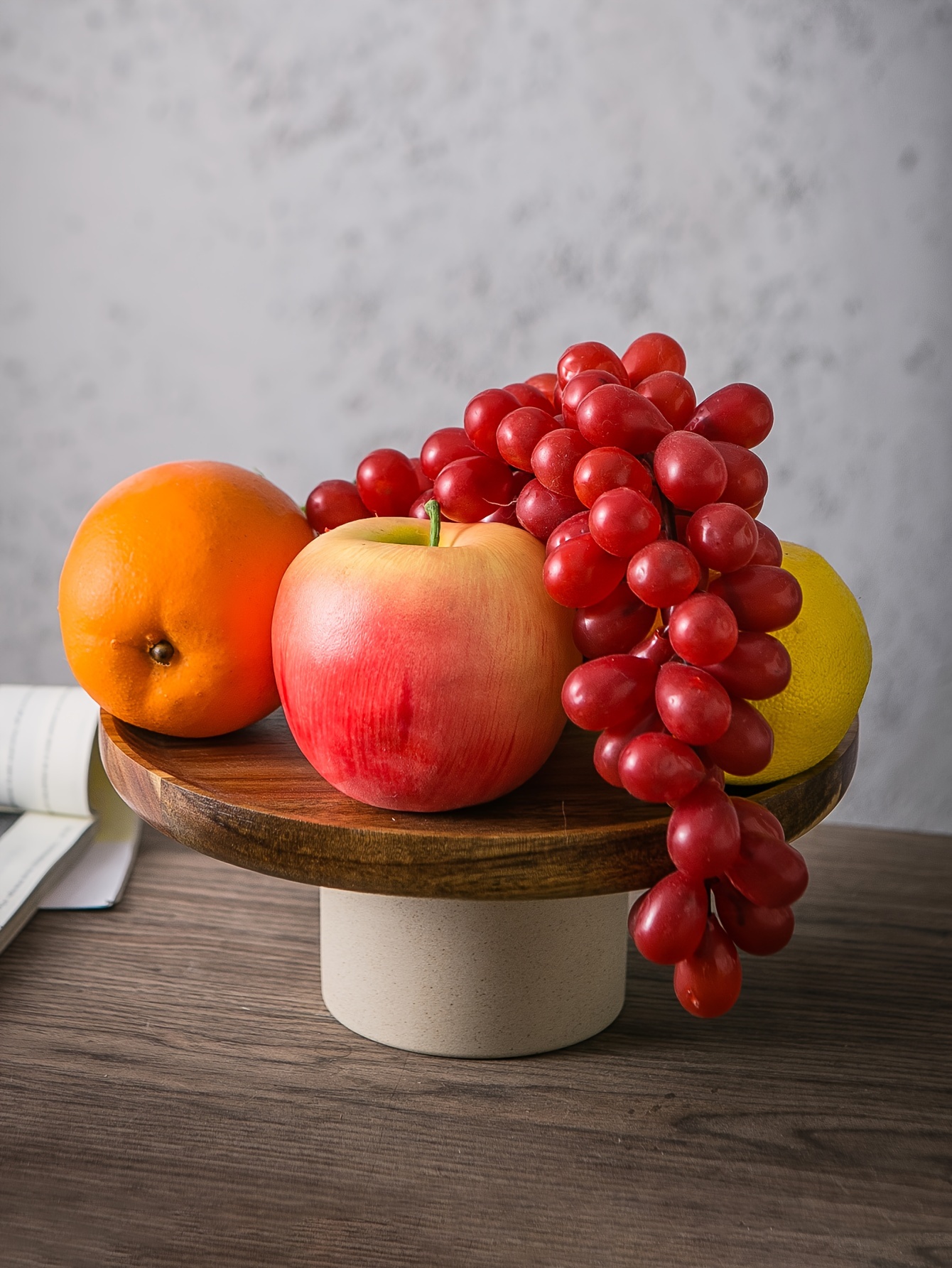 Clavier En Bois Avec Une Assiette De Fruits