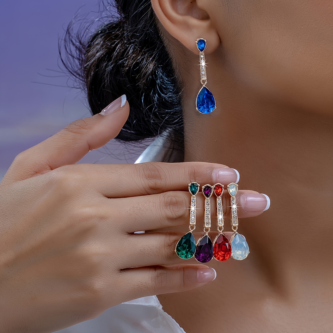 

Une Paire de Boucles D'oreilles Pendantes Plaquées Or 14 Carats Incrustées de Strass Brillants de Différentes Couleurs Pour Que Vous Choisissiez Que Vous Préférez, Des Bijoux de Luxe En