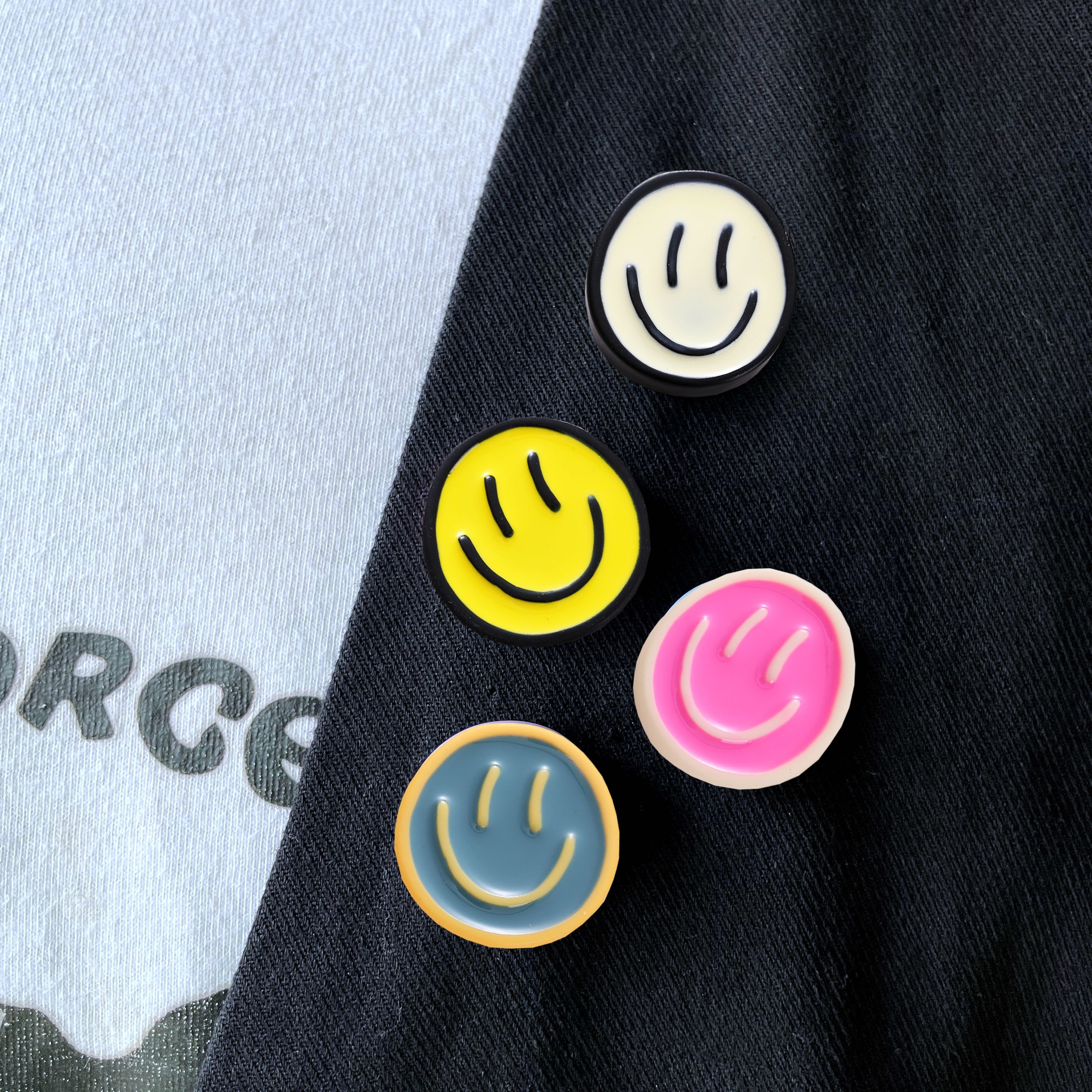 

1pc Coquette Style Brooch Trendy Smiling Face Design Multi Colors For U To Choose Pick 1 U Prefer Sweet Backpack/ Jeans/ Shirt Decor