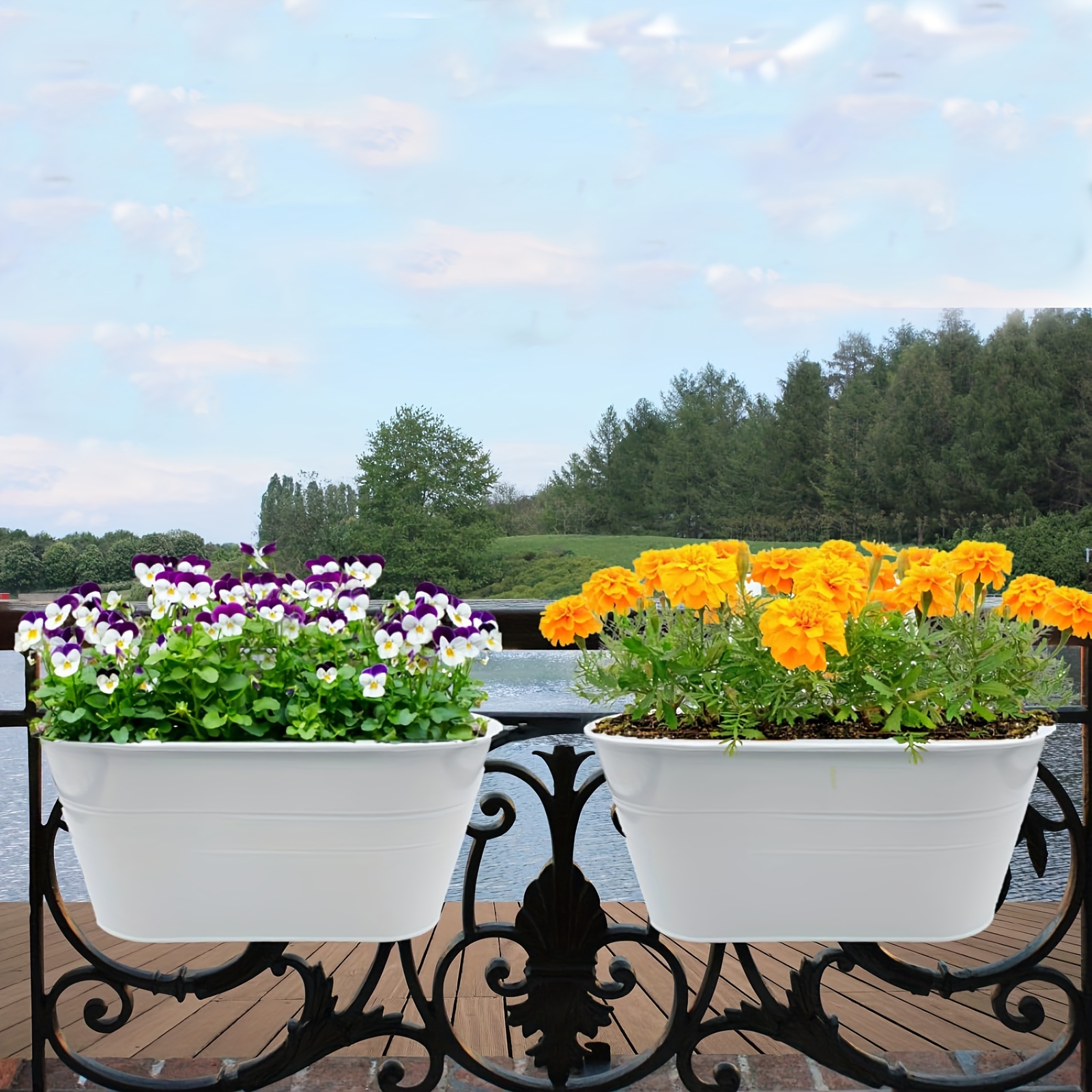 Diez maceteros perfectos para colocar tus plantas con flores en la  barandilla del balcón