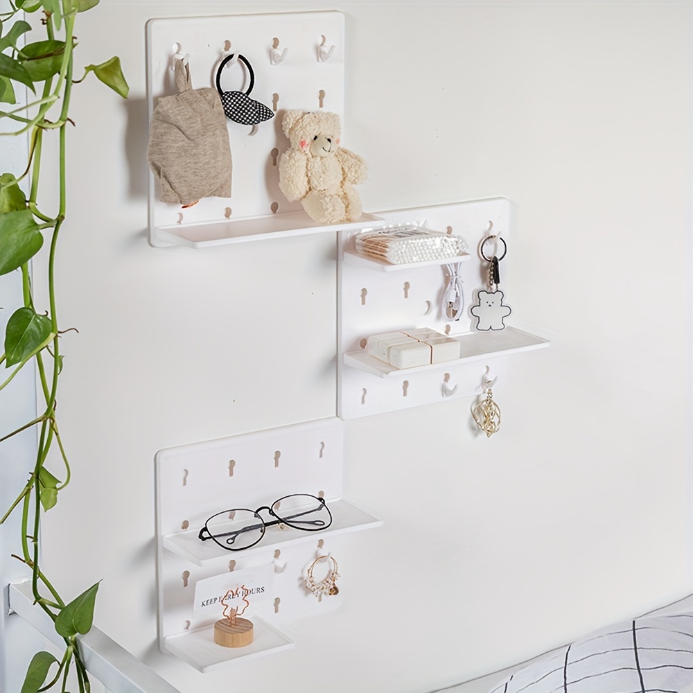 Display shelf with online hooks