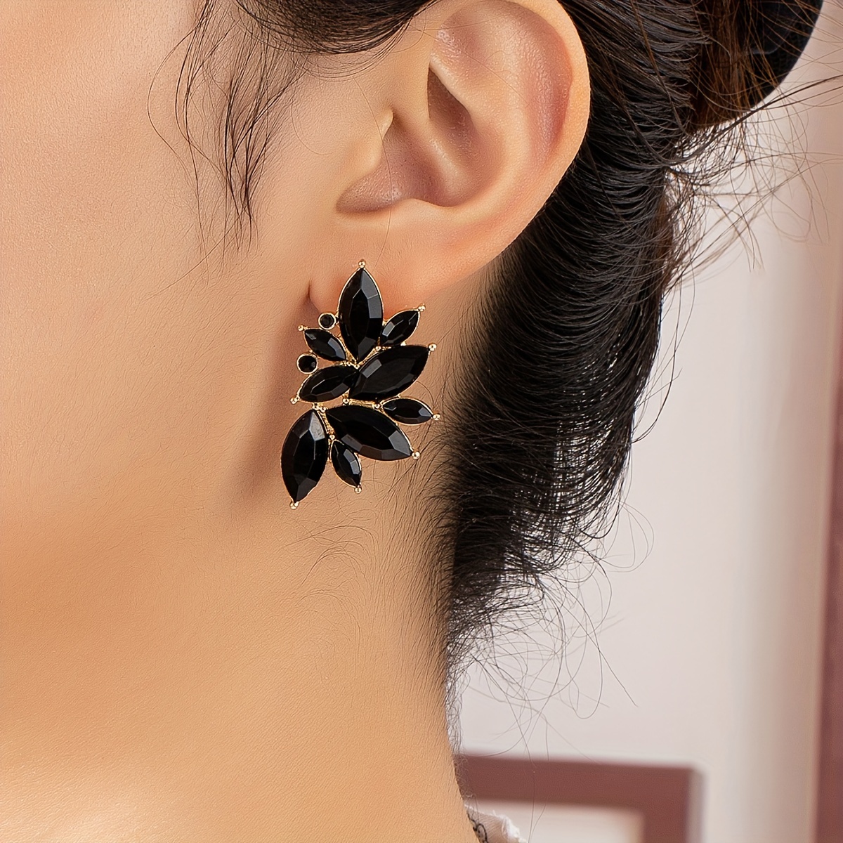 

Creative Shiny Geometric Leaf Design Stud Earrings Zinc Alloy Plated Jewelry Synthetic Gems Inlaid Bohemian Luxury Style Party Ear Decor