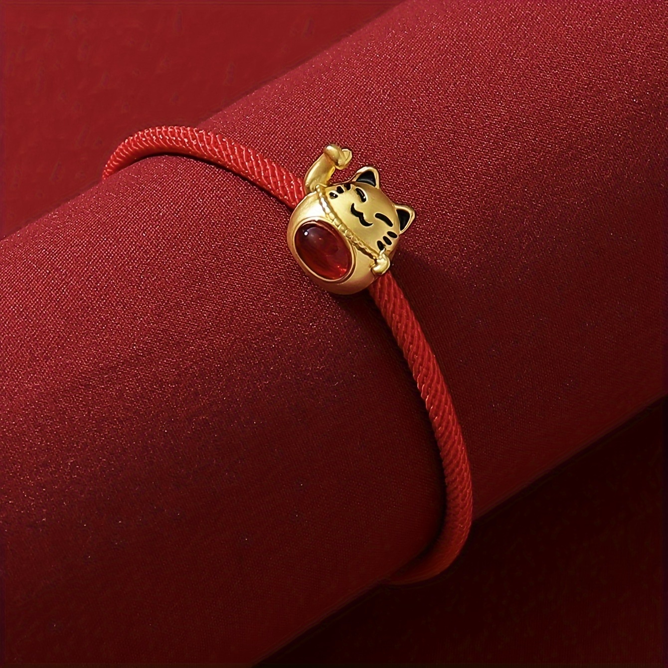 

Bracelet Chic en Corde Rouge Ajustable avec Charme Chat Porte- - Polyvalent & Mignon, pour Tenue Décontractée ou Festives