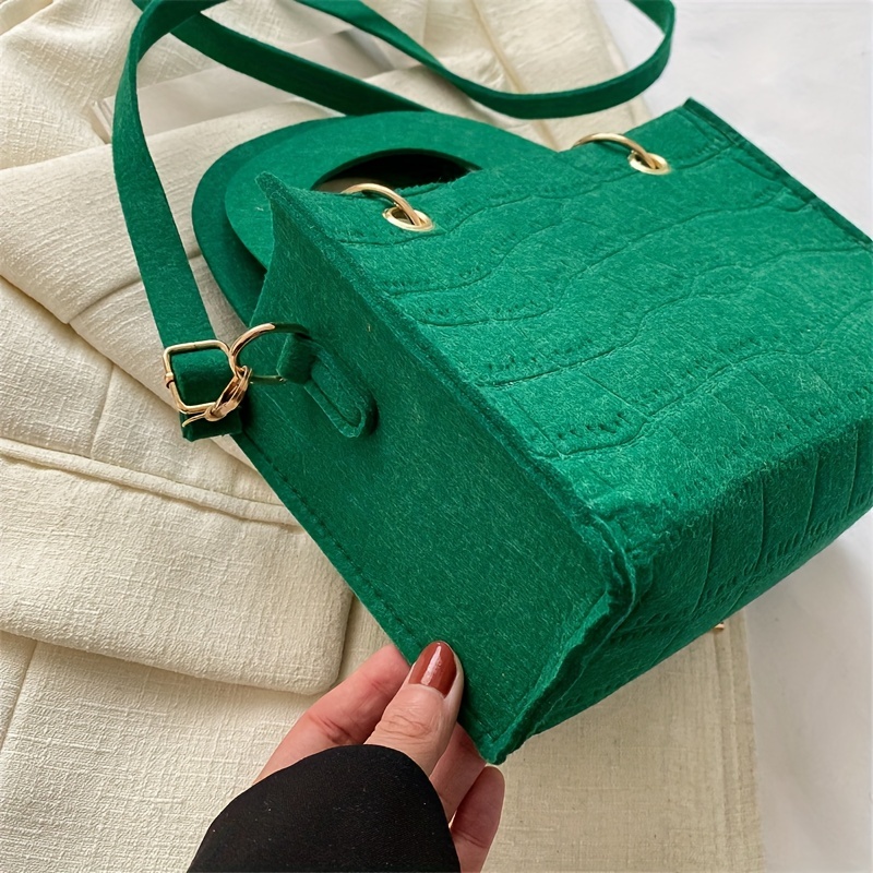 Bolsa cuadrada pequeño con solapa con cocodrilo en relieve minimalista