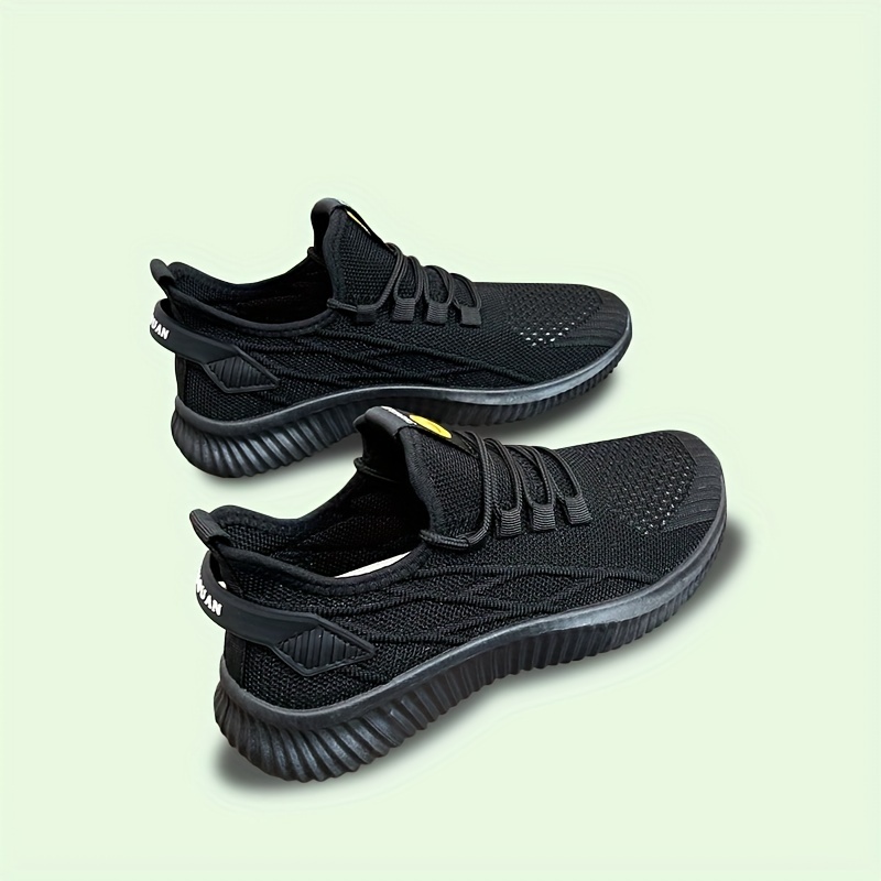 Solid black best sale nike tennis shoes