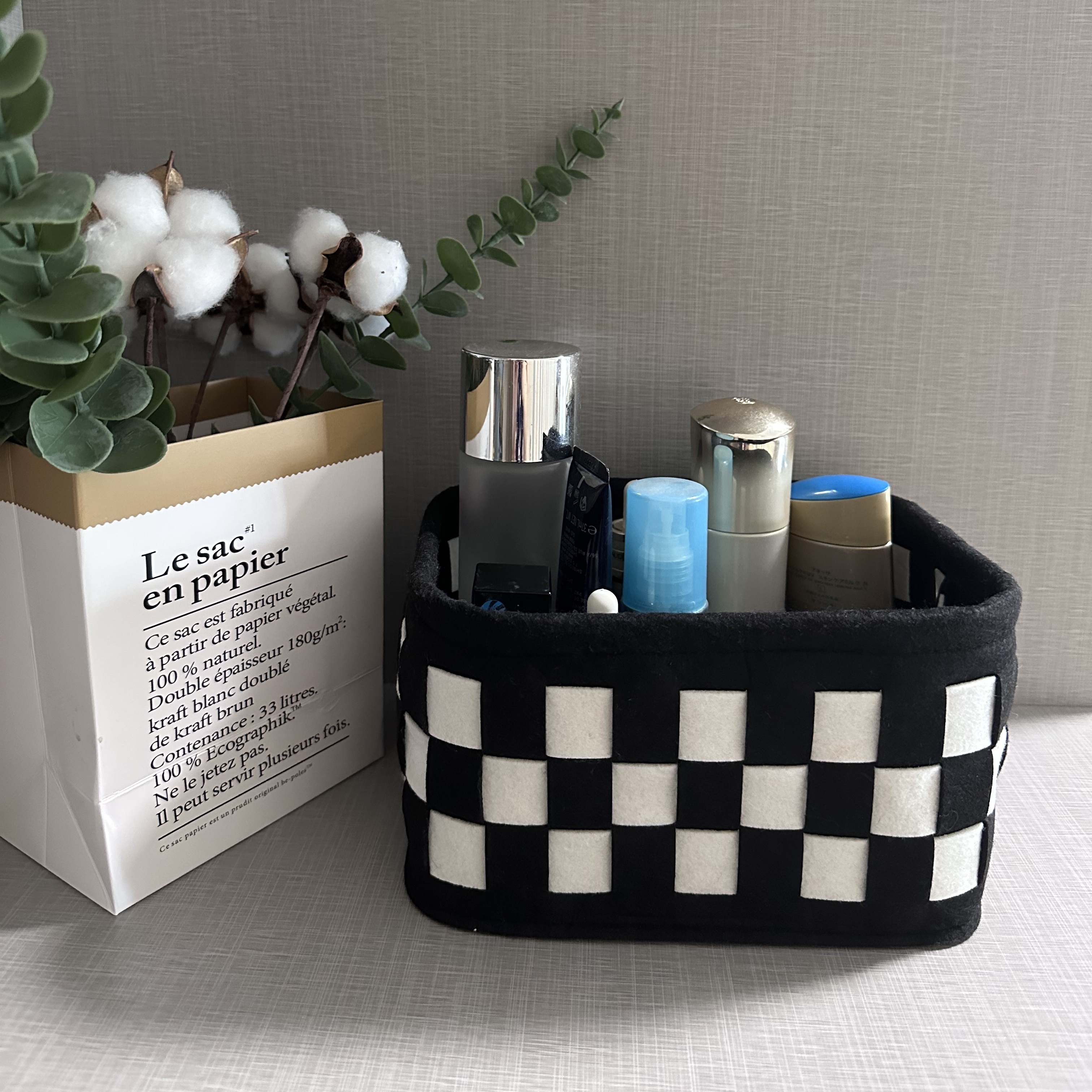 1pc Office desktop luxury creative black and white square grid organizer box  high value pen holder cosmetics simple storage bucket