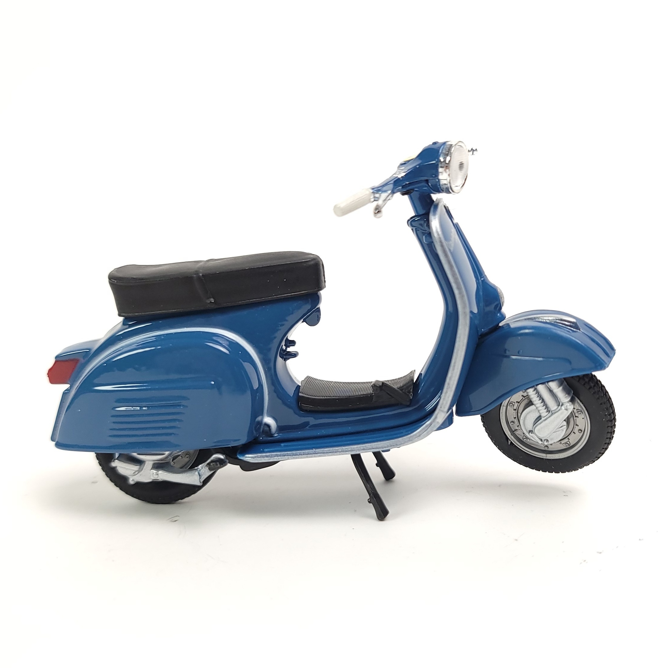 

Maisto 1/18 Scale 1969 Vespa Sprint Veloce Moped Model - Collectible Mini Scooter Figurine, Roman Holiday Souvenir & Cake Topper, Perfect Gift For Adults