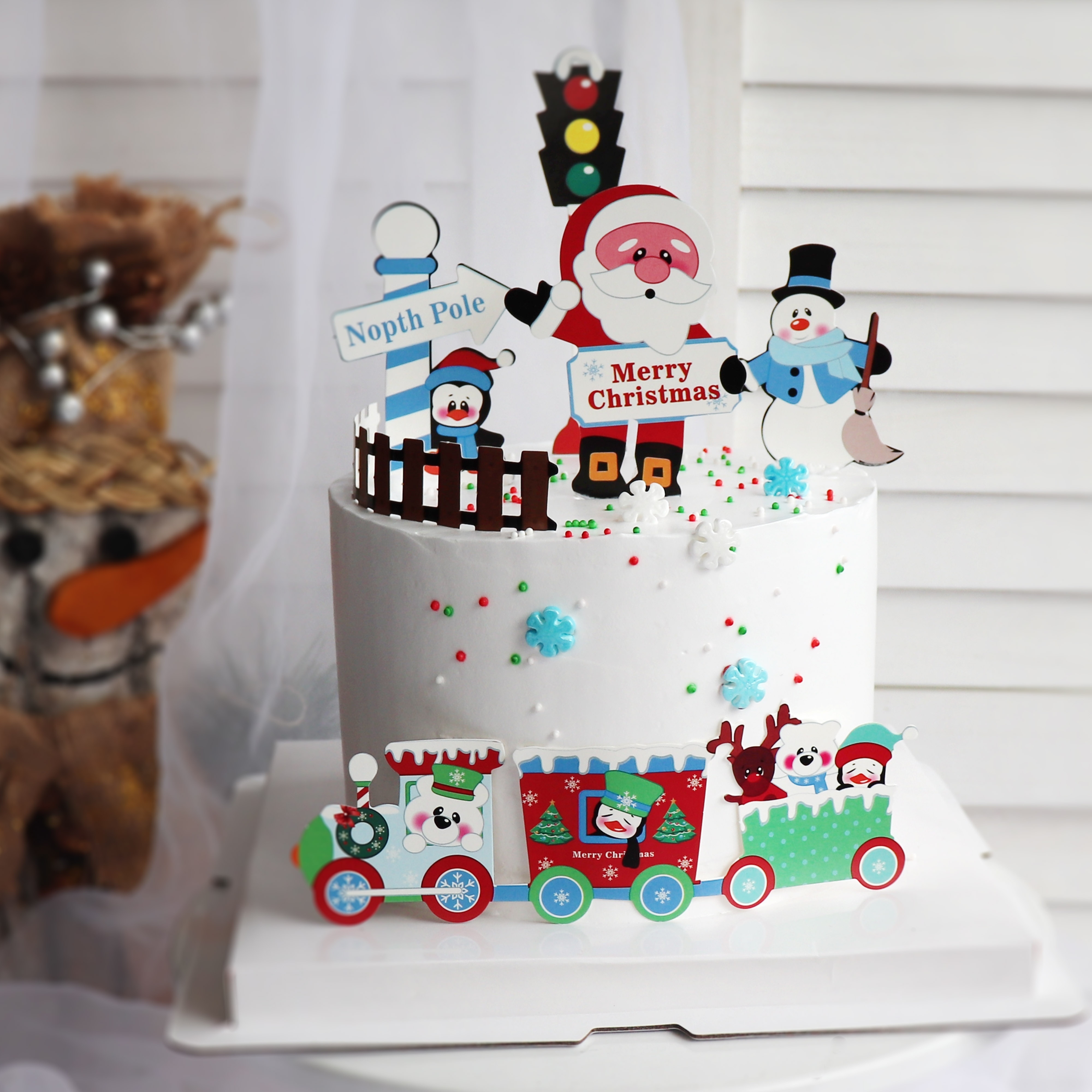 Small Christmas Cake with Santa … – License Images – 11147769 ❘ StockFood