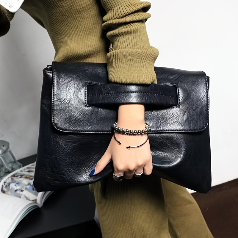 Как сочетать модную маленькую сумочку с одеждой?