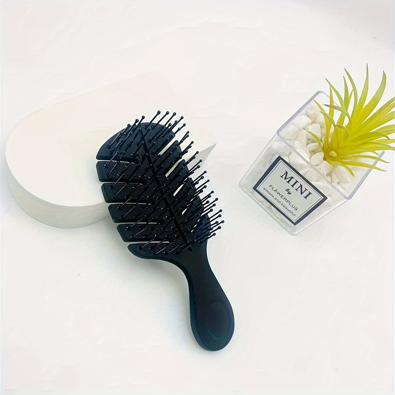 

1pc Small Lovely Portable Leaf-shaped Comb Cute Hairdressing Accessories Easy To Carry Good Choice For Travelling