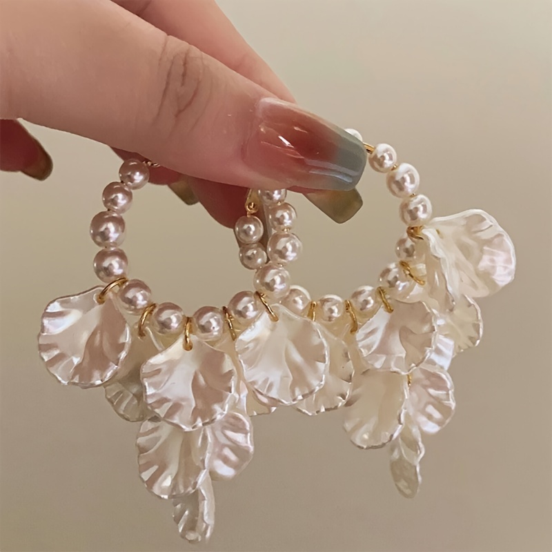 

Creative Flower Petal Pendant Hoop Earrings Imitation Pearl Design Vintage Elegant Style For Women Wedding Party Ear Ornaments