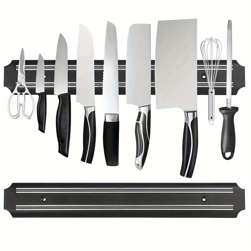 Cuchillos de cocina colgados en soporte magnético