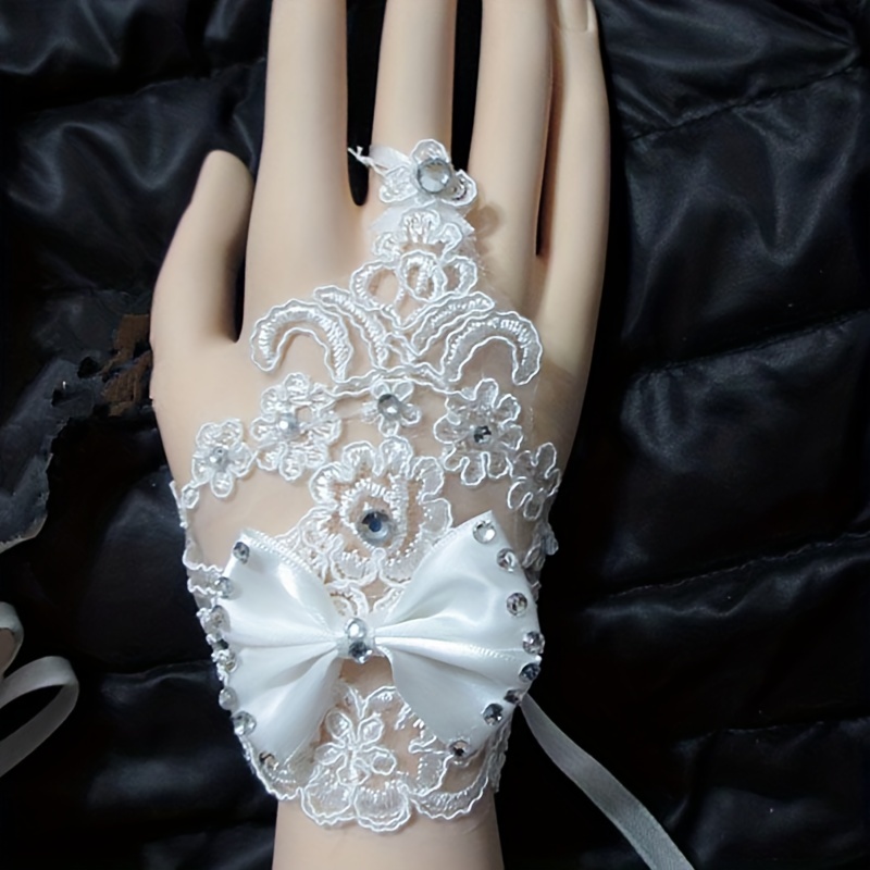 Embroidered tulle gloves