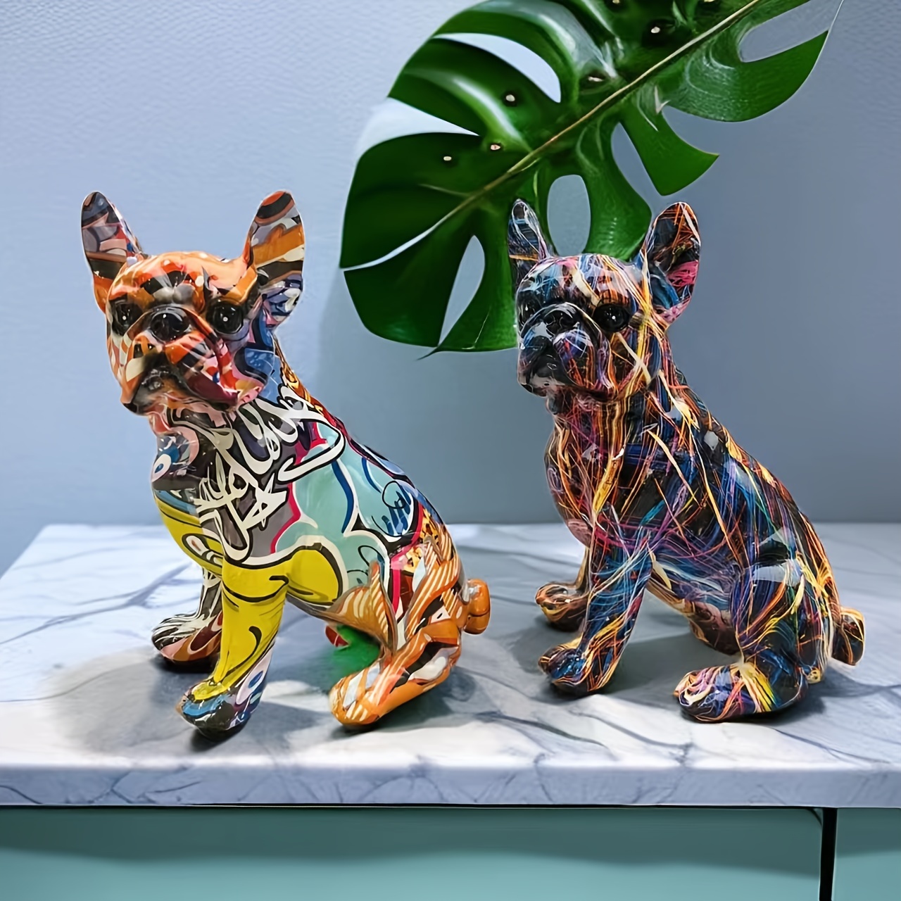 1pc 落書きチワワ犬の彫刻、クリエイティブなカラフルな樹脂座っている犬の像彫刻家の装飾、モダンなグッズ像、アート犬の工芸品、リビングルームの装飾