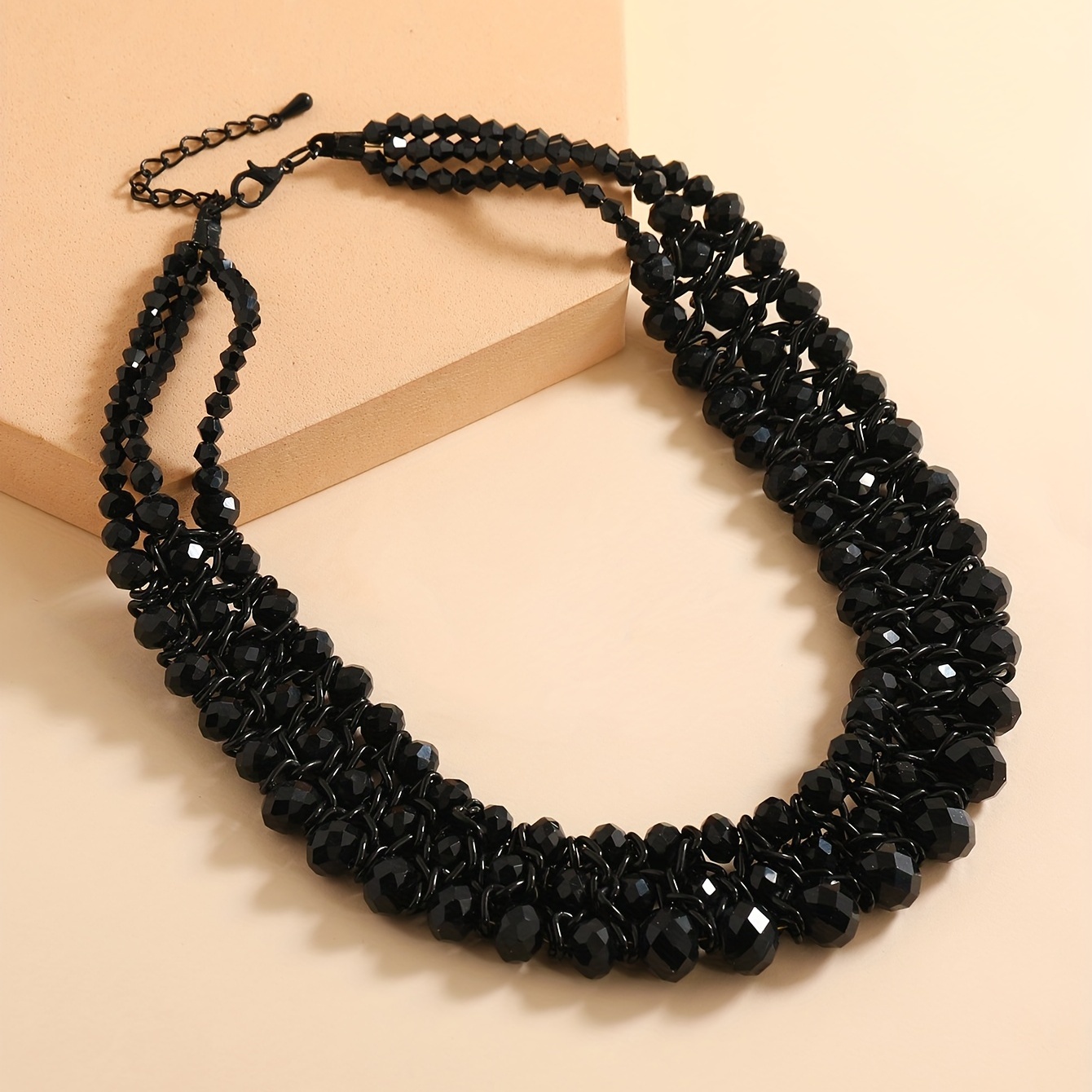 

Collier en perles de cristal fait main à trois rangées de couleur noire, un bijou pour le cou