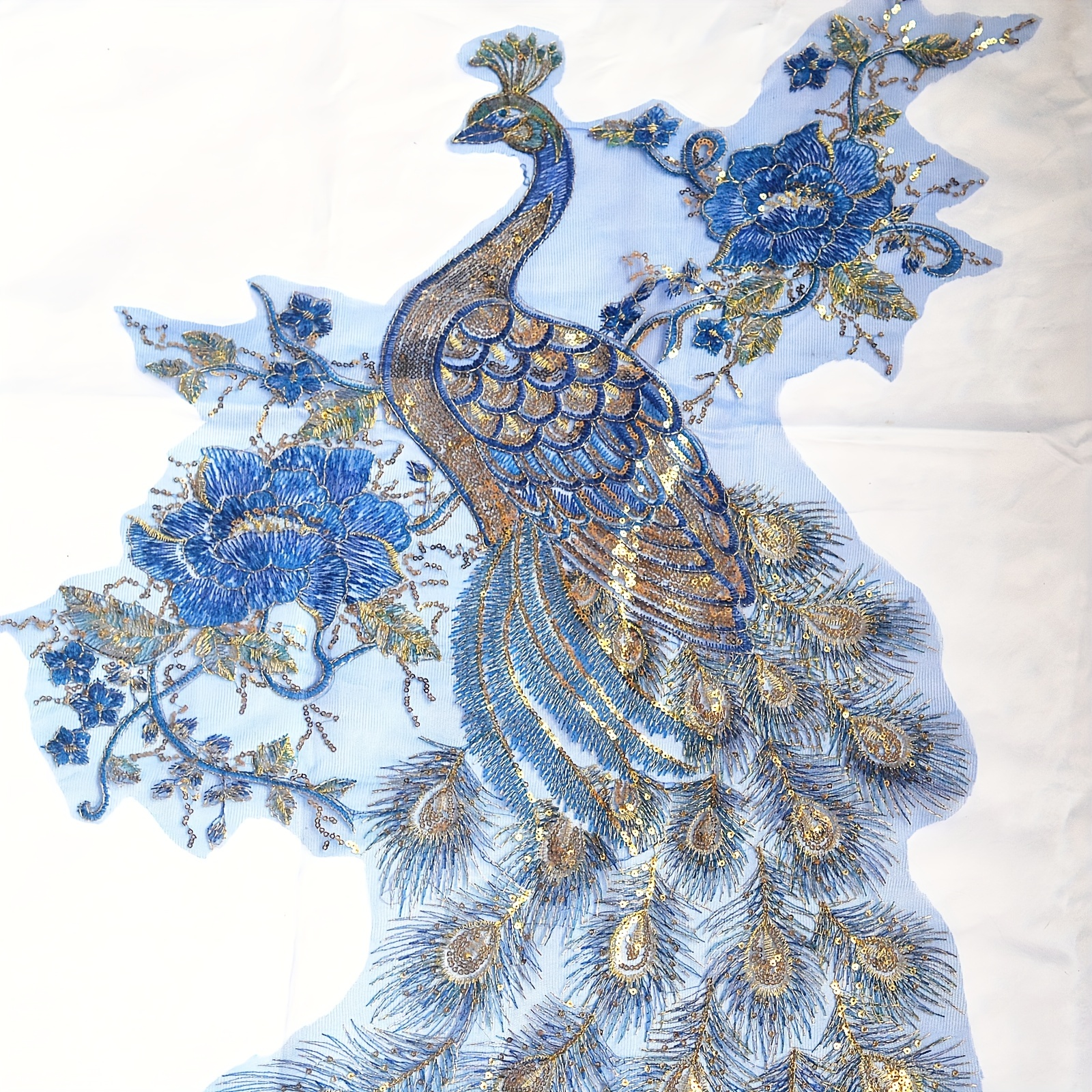 tejido festivo azul decorado con bordados y lentejuelas para vestido de  novia. textil brillante para coser vestido de fiesta. 12827973 Foto de  stock en Vecteezy
