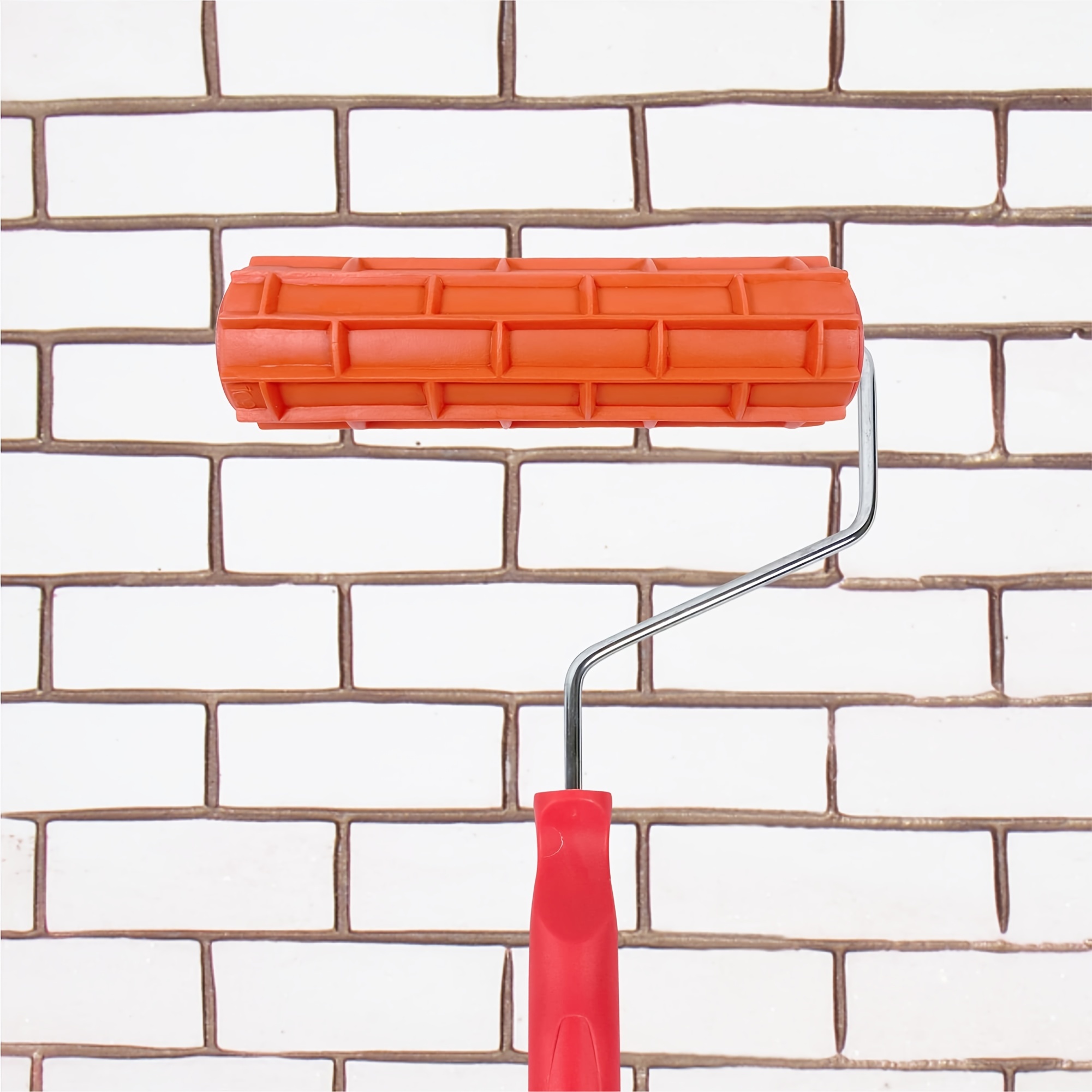 Mujer con un rodillo de pintura y pintura de pared naranja