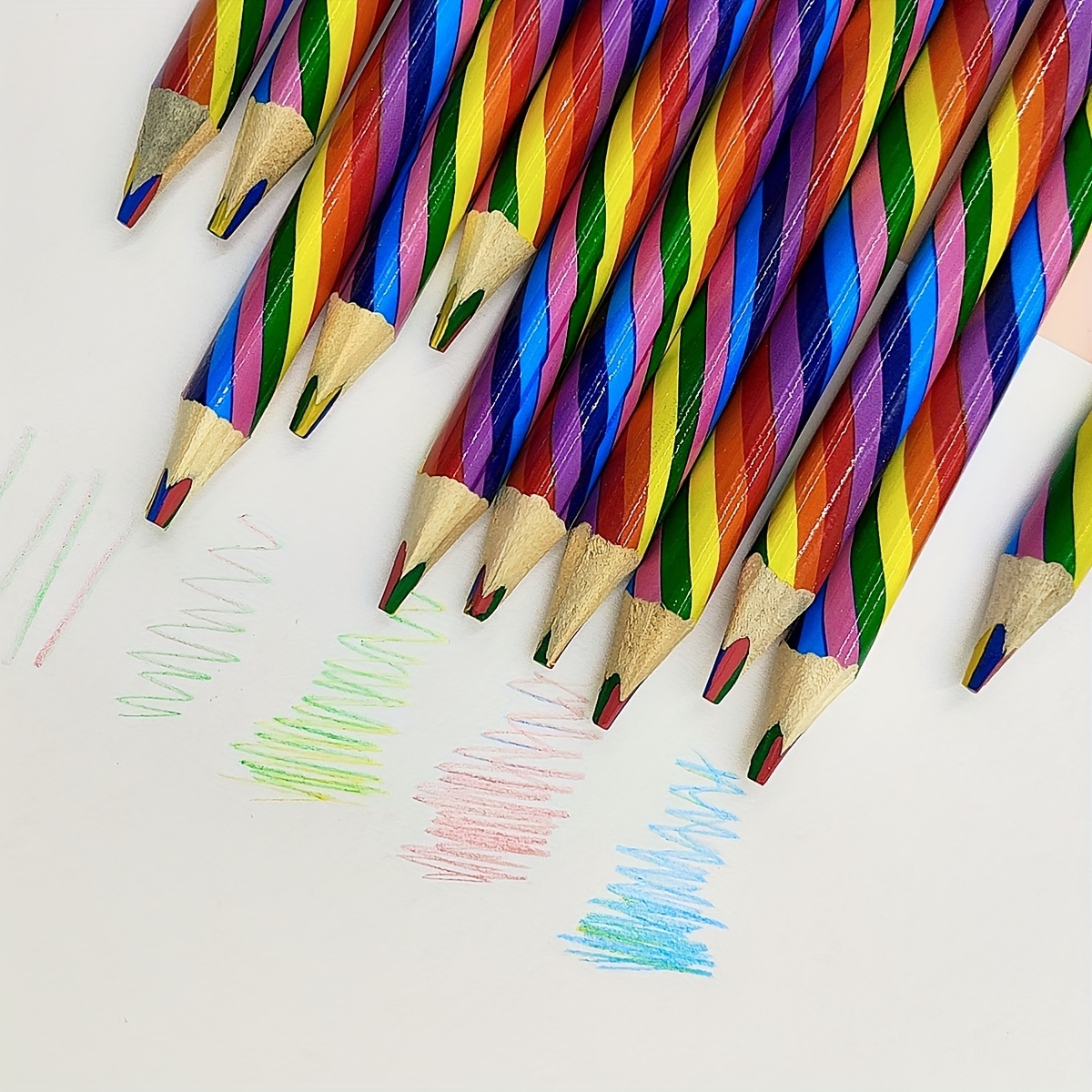 Crayons En Bois De Couleur Arc-en-ciel Sur Fond Blanc