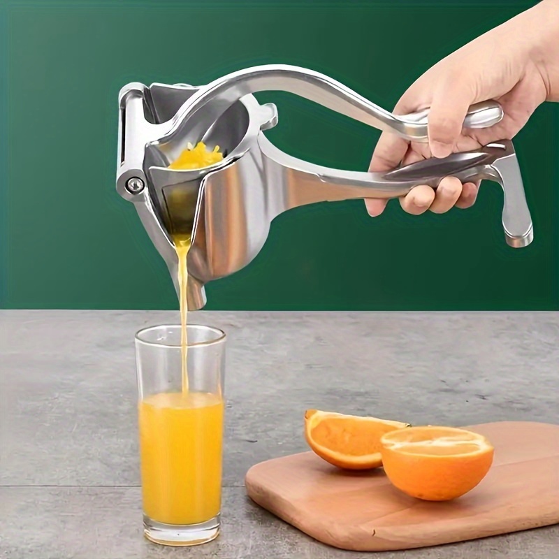 Exprima a mano el jugo fresco del exprimidor de naranjas para la presión  manual de la fruta