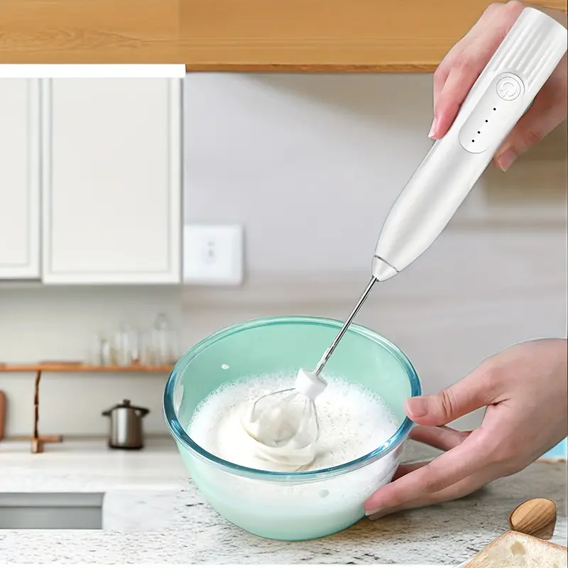 Espumador de leche, batidora de mano para espuma, mini batidora para café,  frappé, latte, matcha con soporte, color (Blanco)